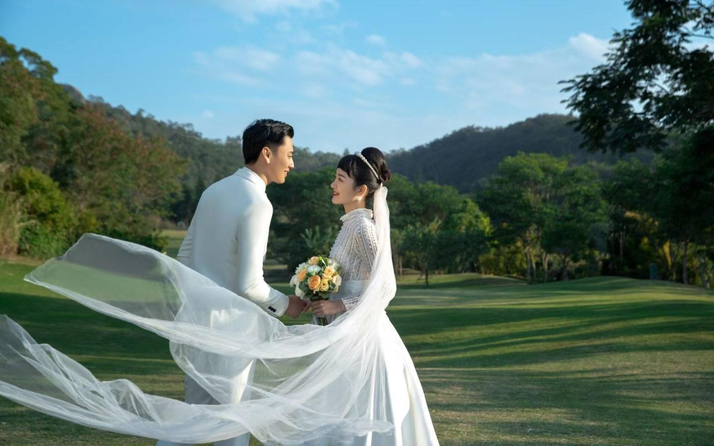 午后陽光灑落在草坪上?? 整個畫面布滿了溫柔的光