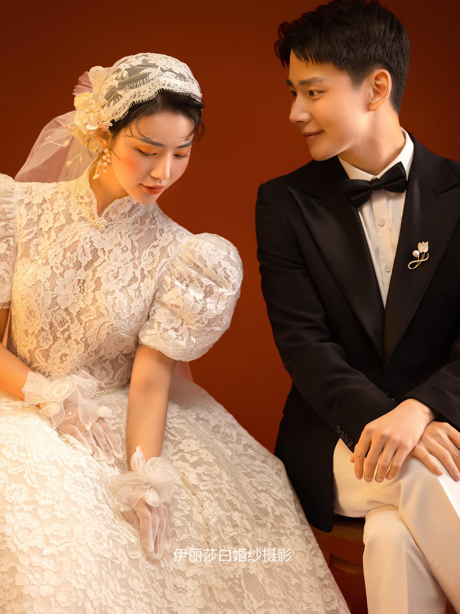 拍婚纱照3888套餐有跟妆+秀和+礼服 