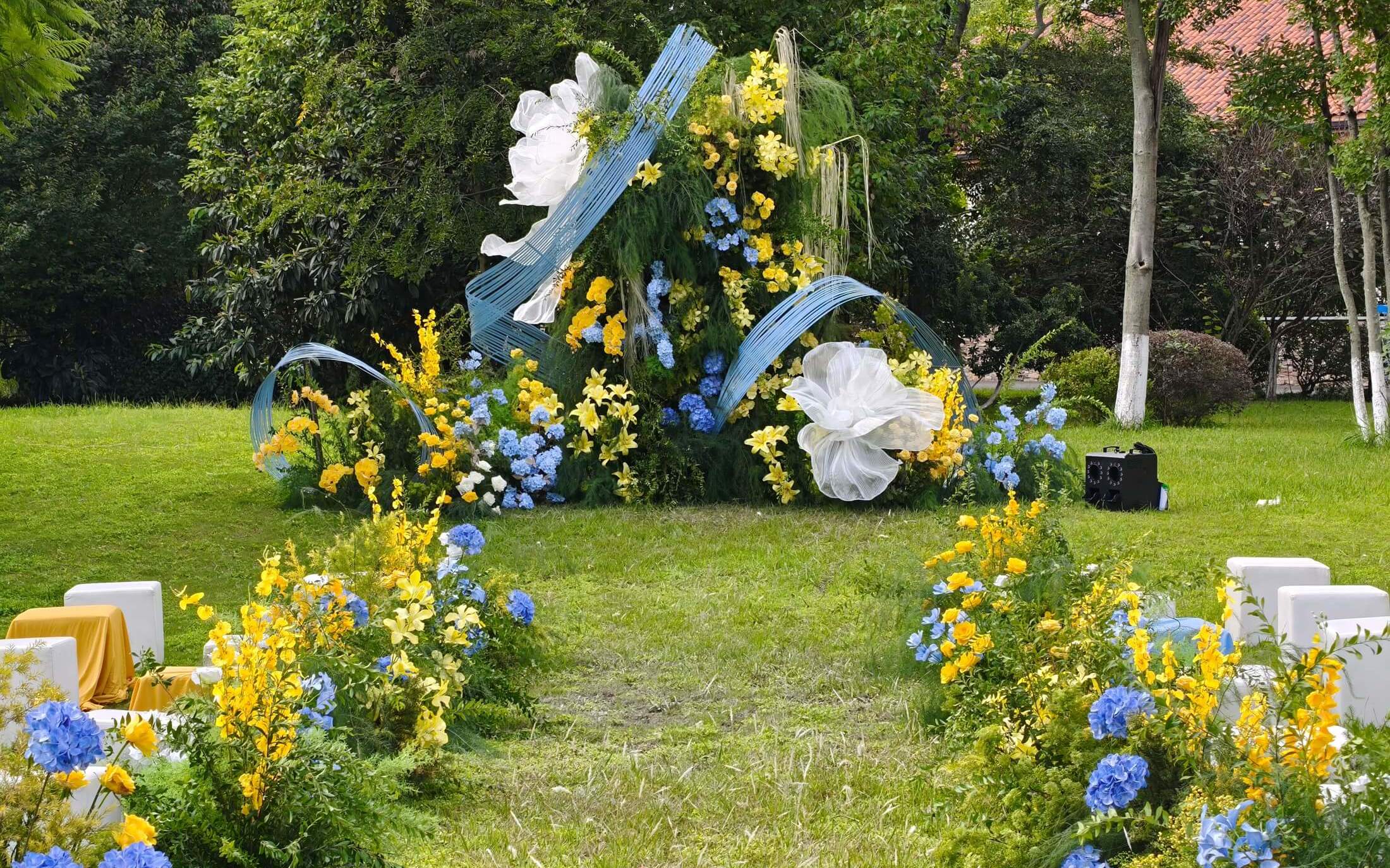 柠檬黄蓝色户外草坪游园会婚礼