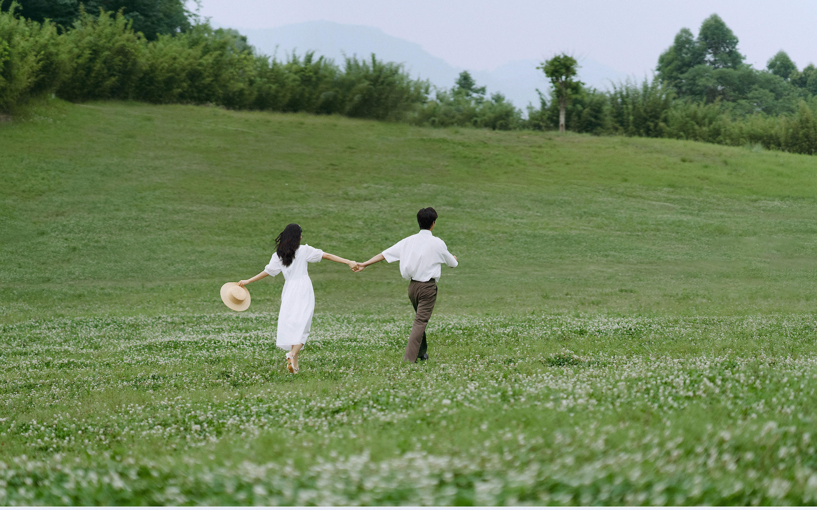 是谁还没拍夏日草坪婚纱照呀