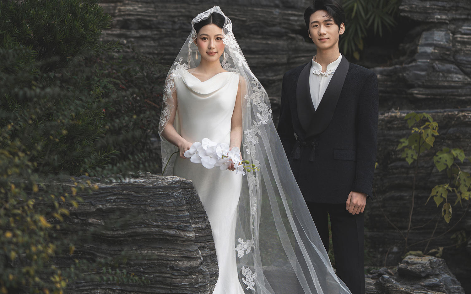 高级感拉满的民国园林婚纱照