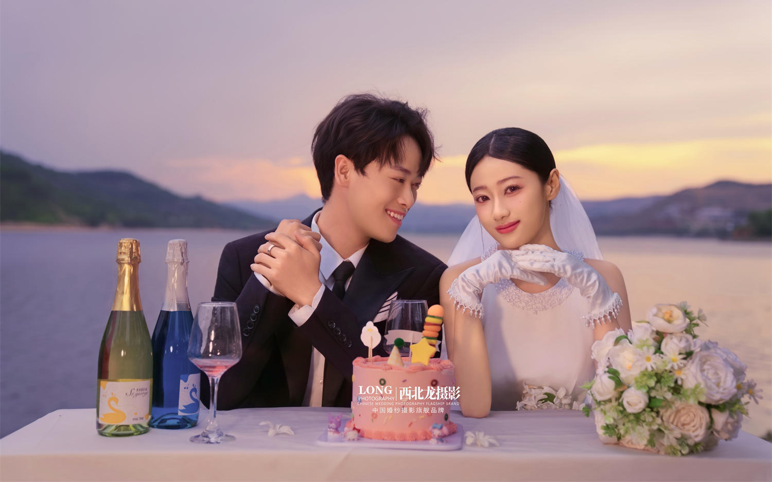 爱在日落黄昏下，浪漫夕阳湖边婚纱照