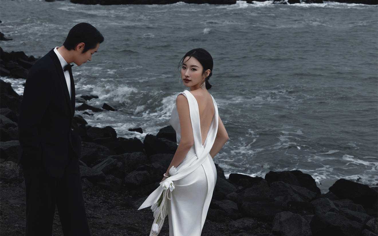纪实海景礁石风婚纱照