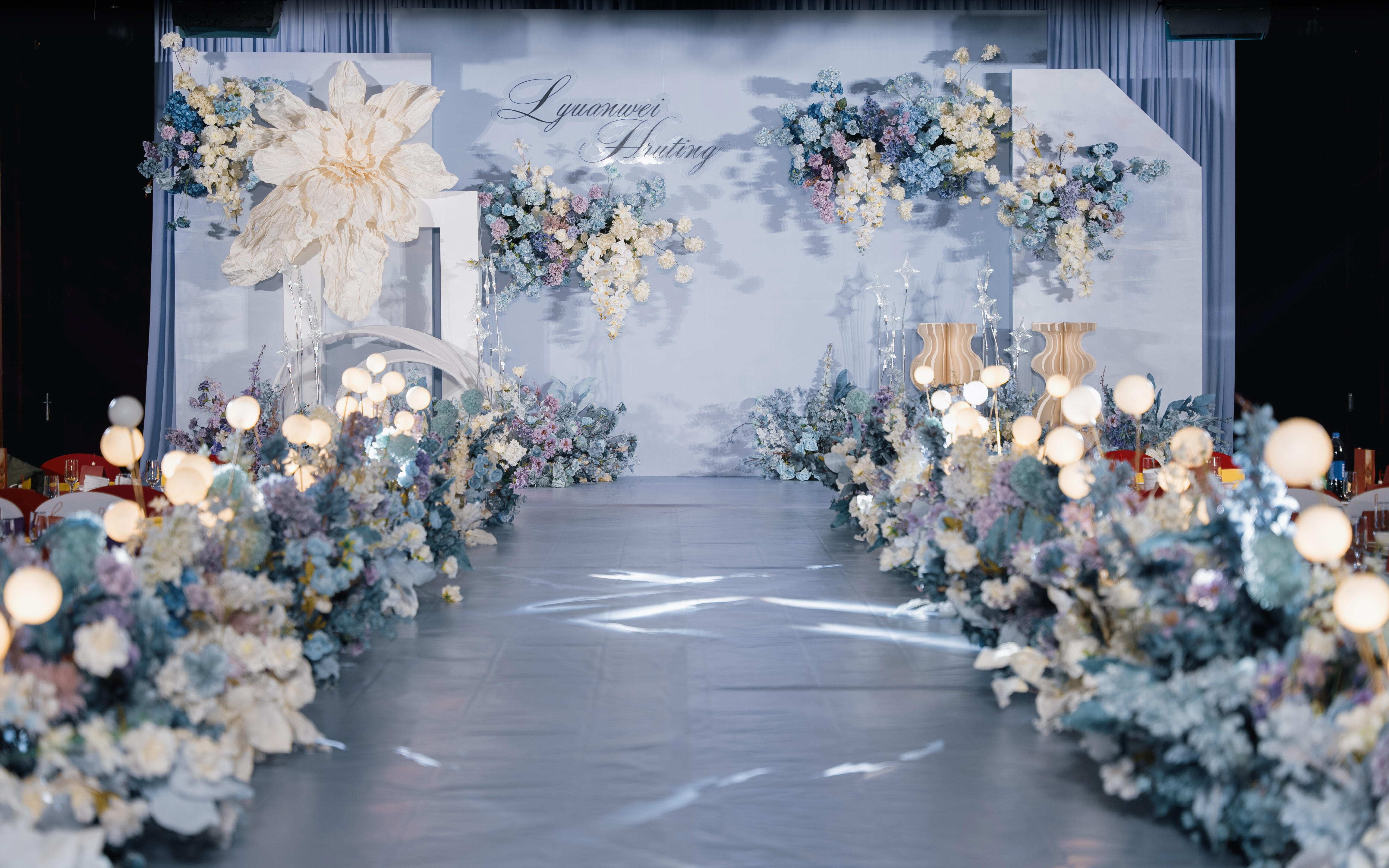 不吊頂也很出片的藍(lán)色系婚禮預(yù)算友好