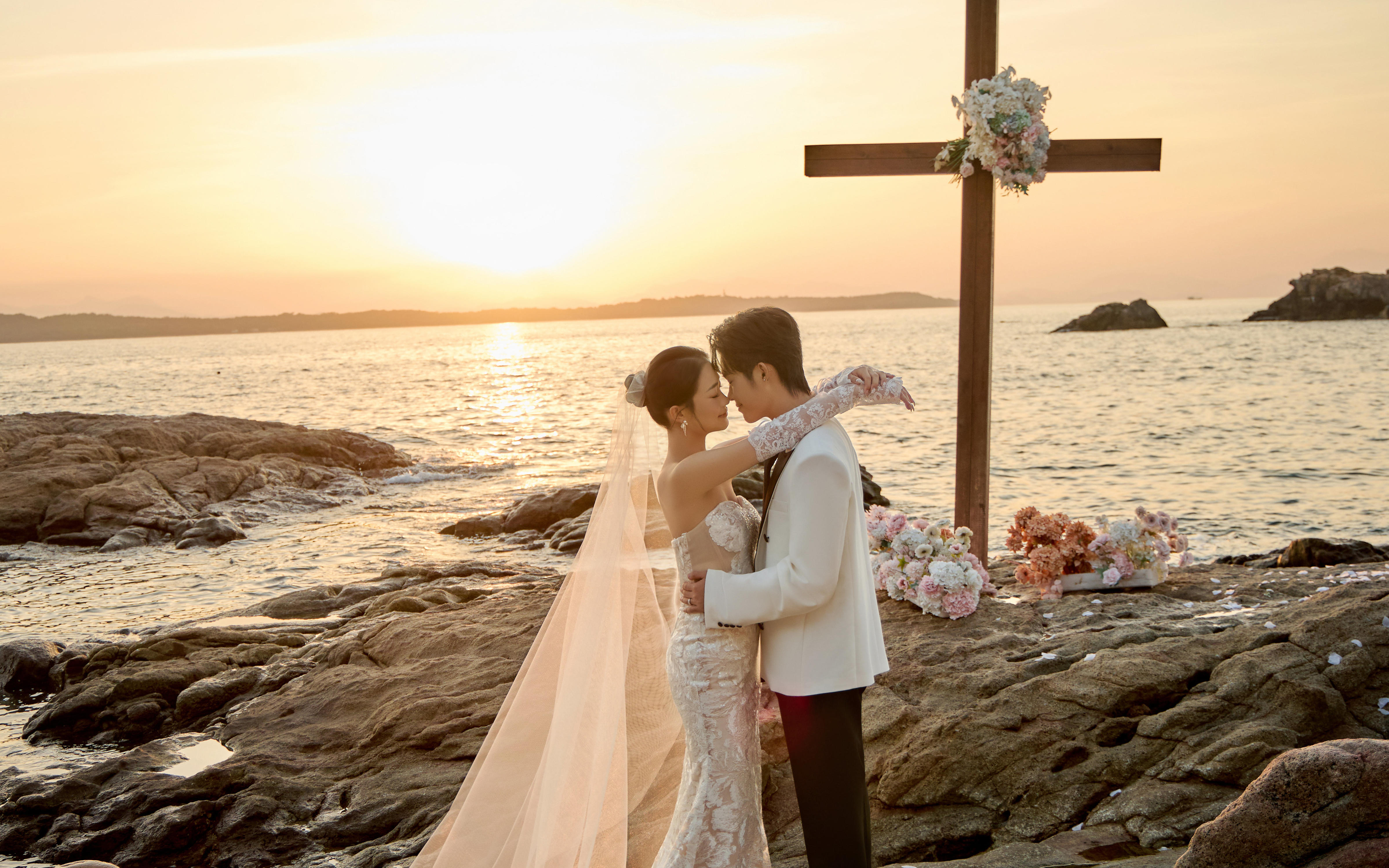 替姐妹们试了十字架仪式感海景婚纱照绝了