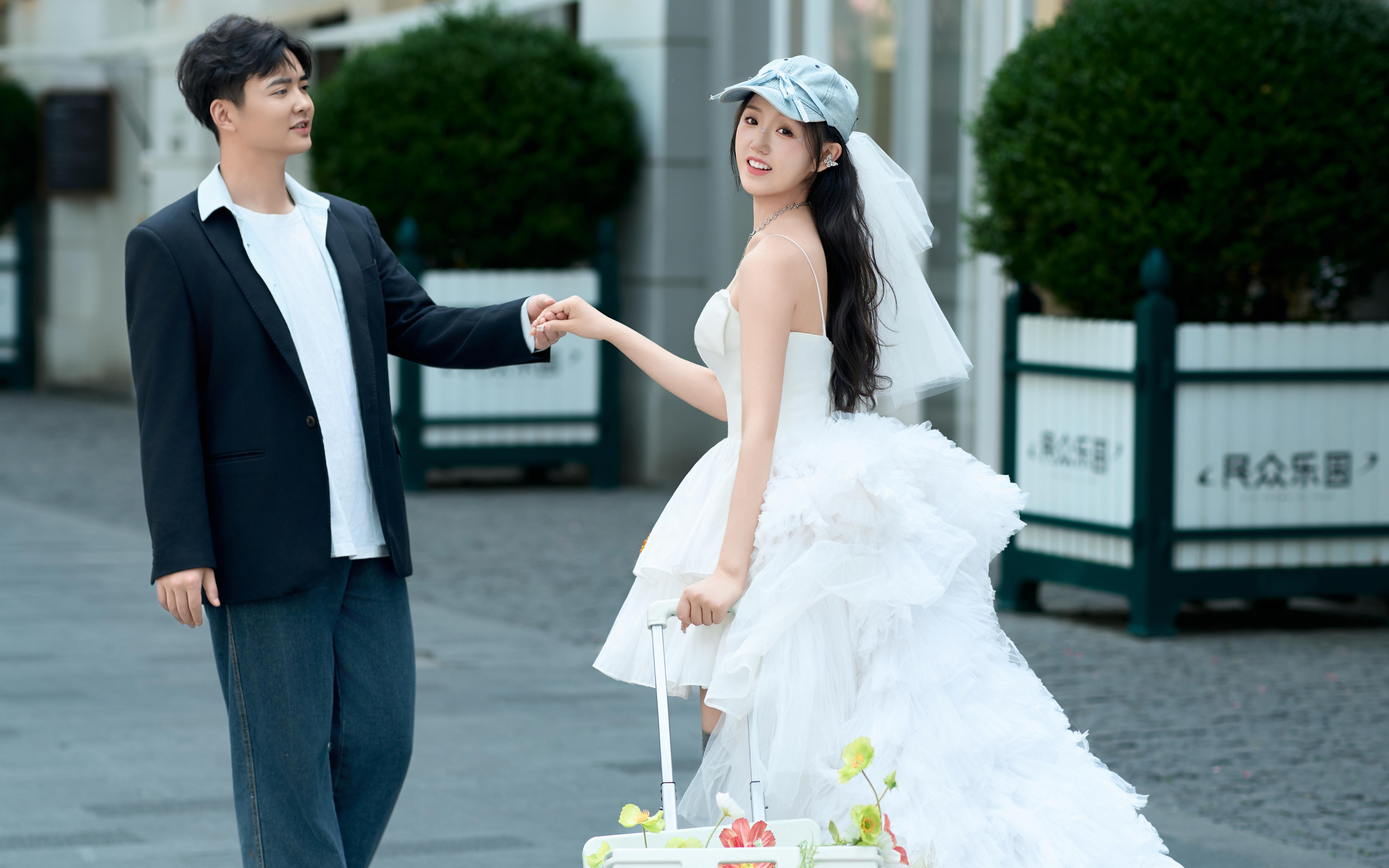 【客片欣賞】心動(dòng)預(yù)警??自由灑脫街拍婚紗照超酷的