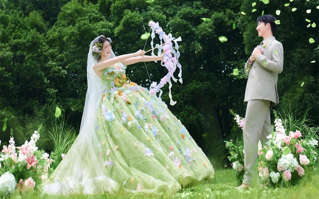 被問爆的森系草坪婚紗照??綠野花神下凡既視感