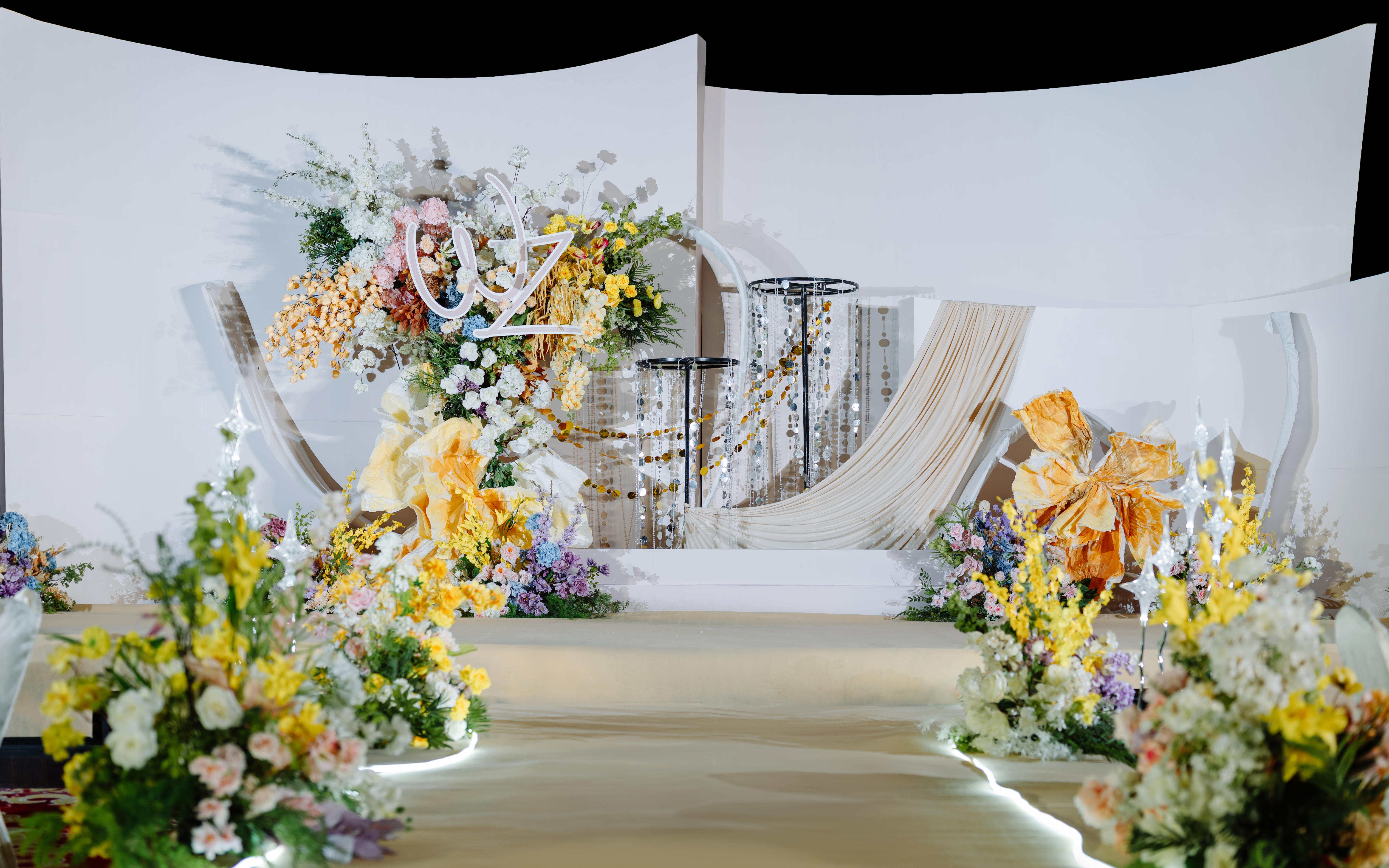 奶白與柔黃交織的婚禮現(xiàn)場