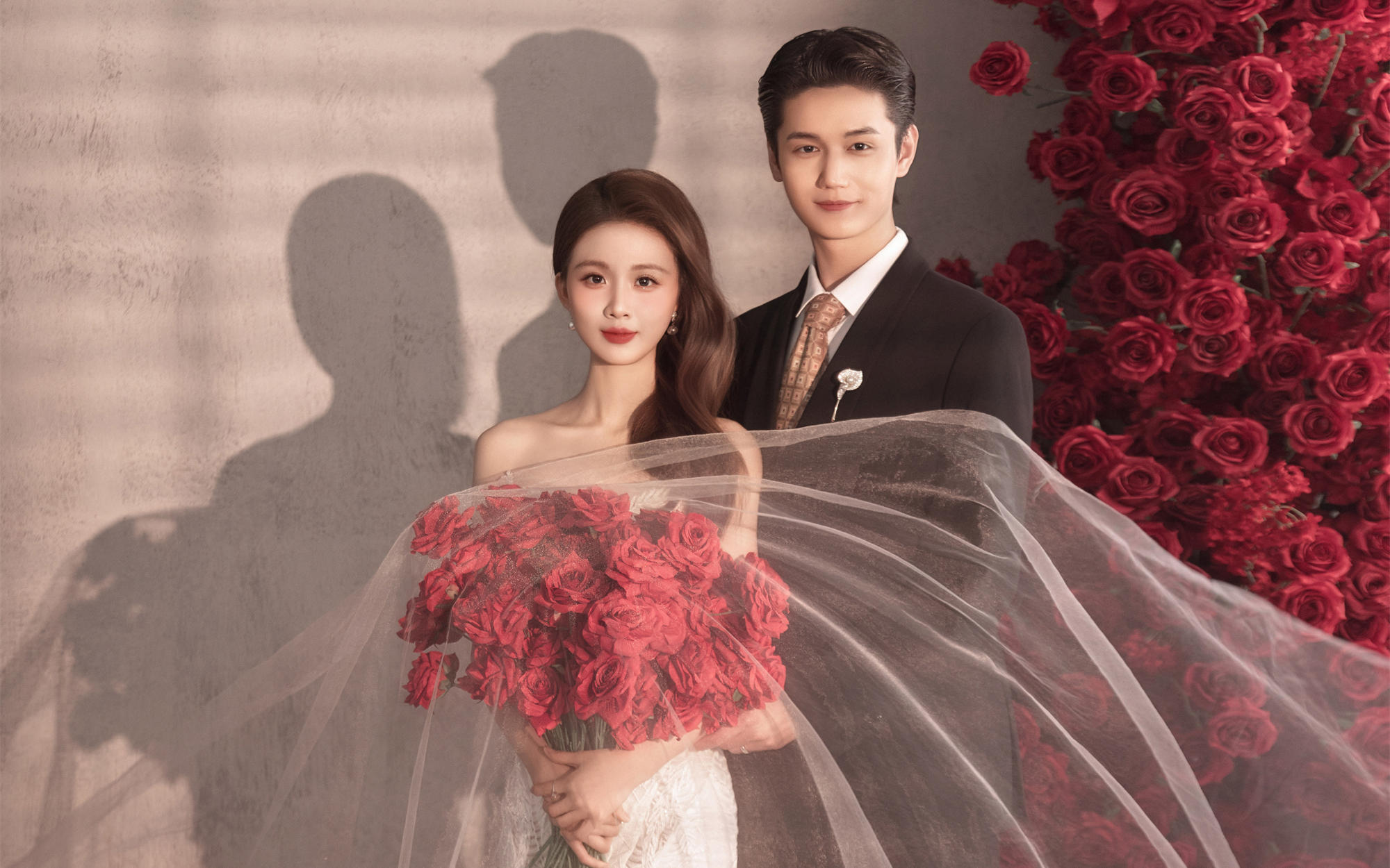 嶼墨影像｜室內(nèi)婚紗照｜紅與玫瑰的浪漫