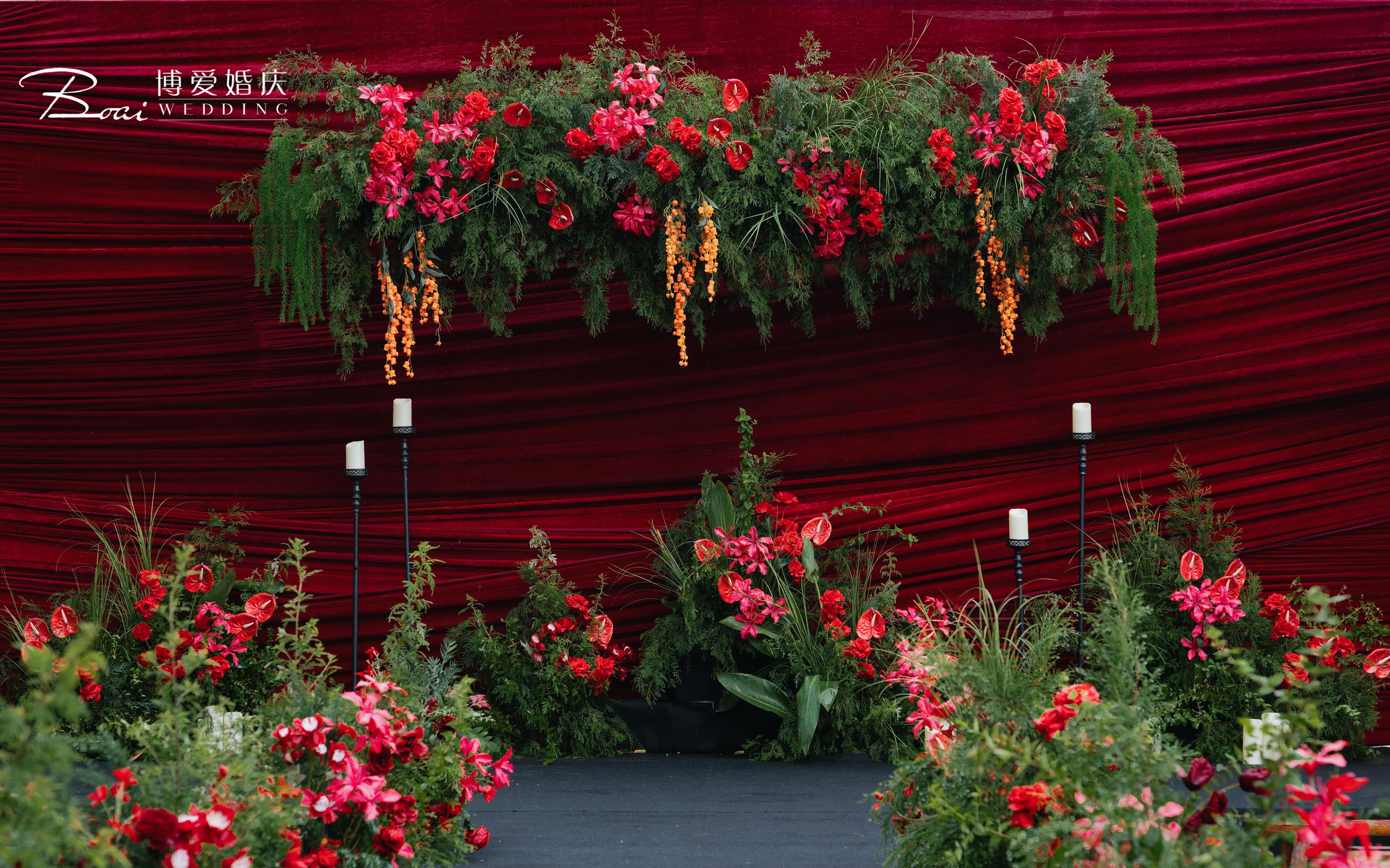 农村户外红色系布幔背景婚礼