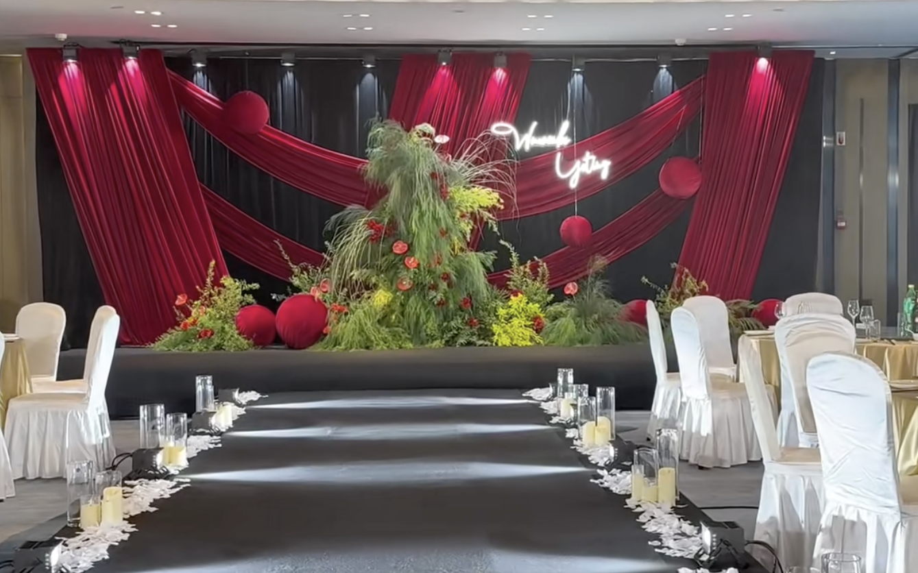 紅色秀場(chǎng)風(fēng)布置，矮層高也能做出高級(jí)感