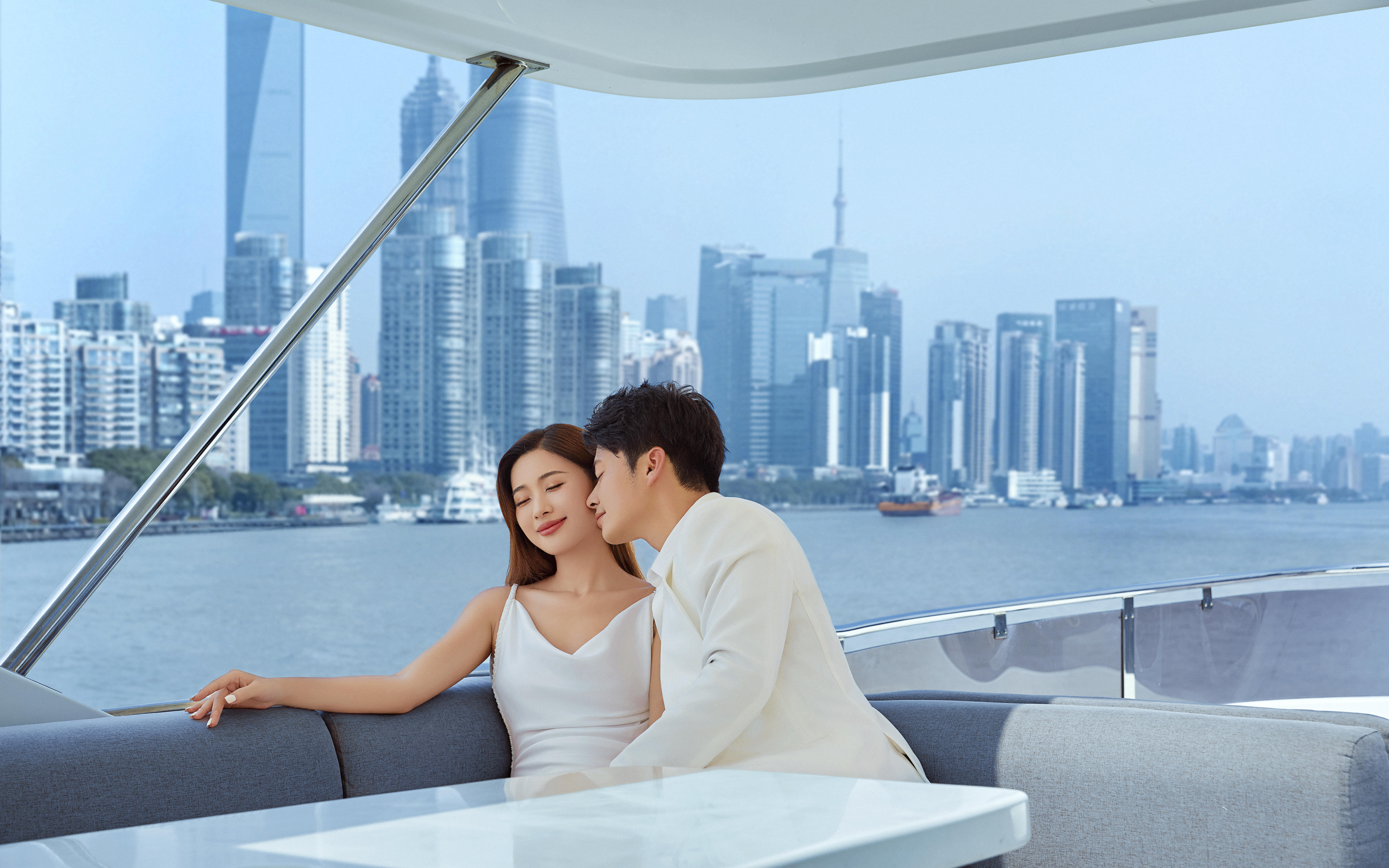 与你相爱，幸福握在交缠指缝间。遇见了你
