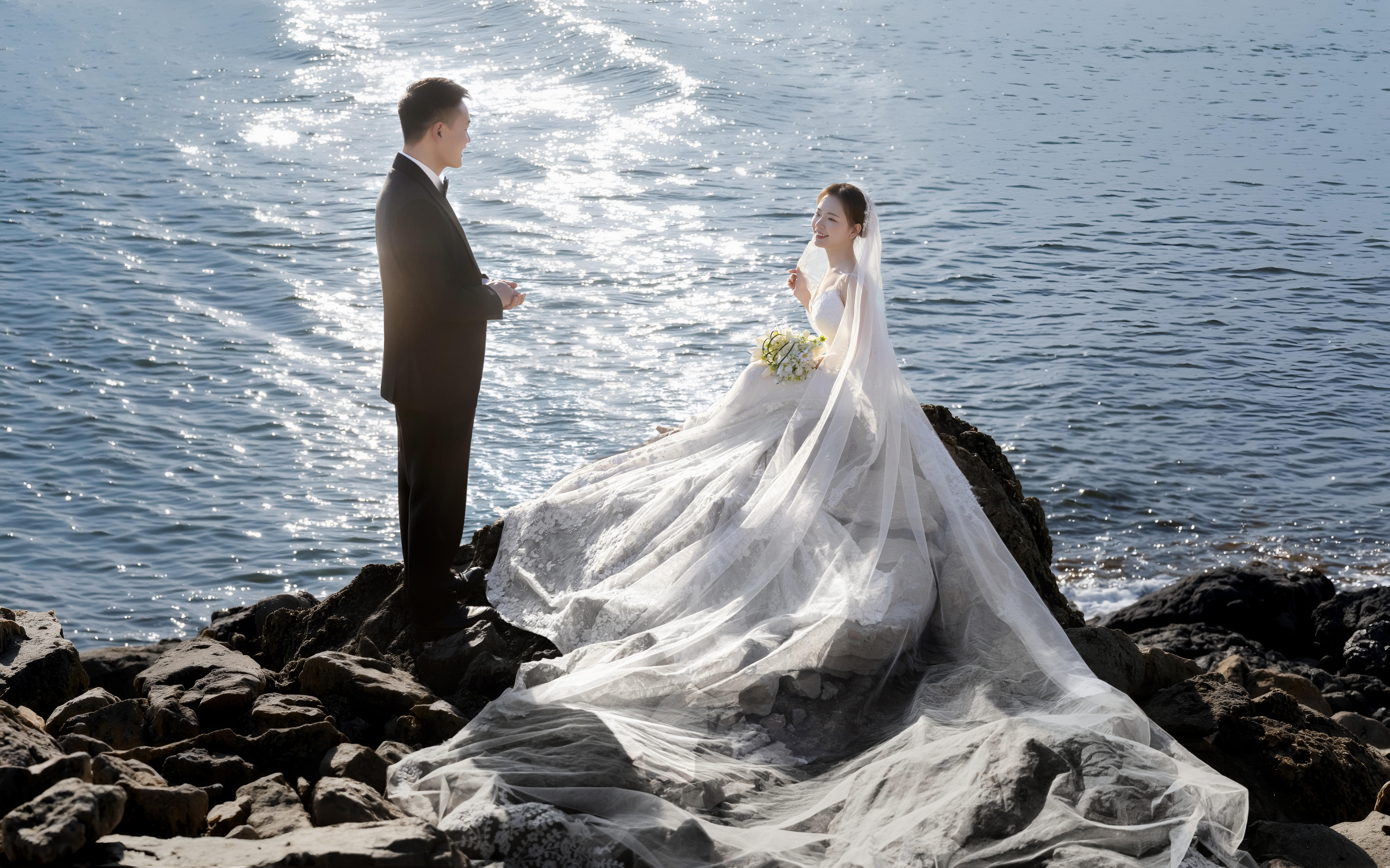 落入一片湖光夢境?湖邊氛圍感婚紗照被夸爆了