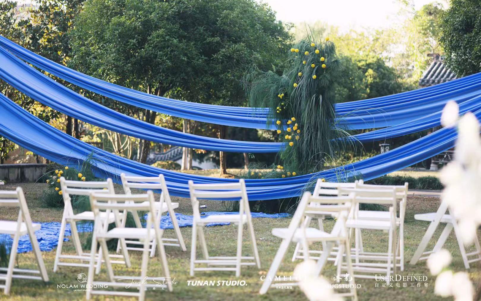 绿意与蓝纱织就的轻盈婚礼