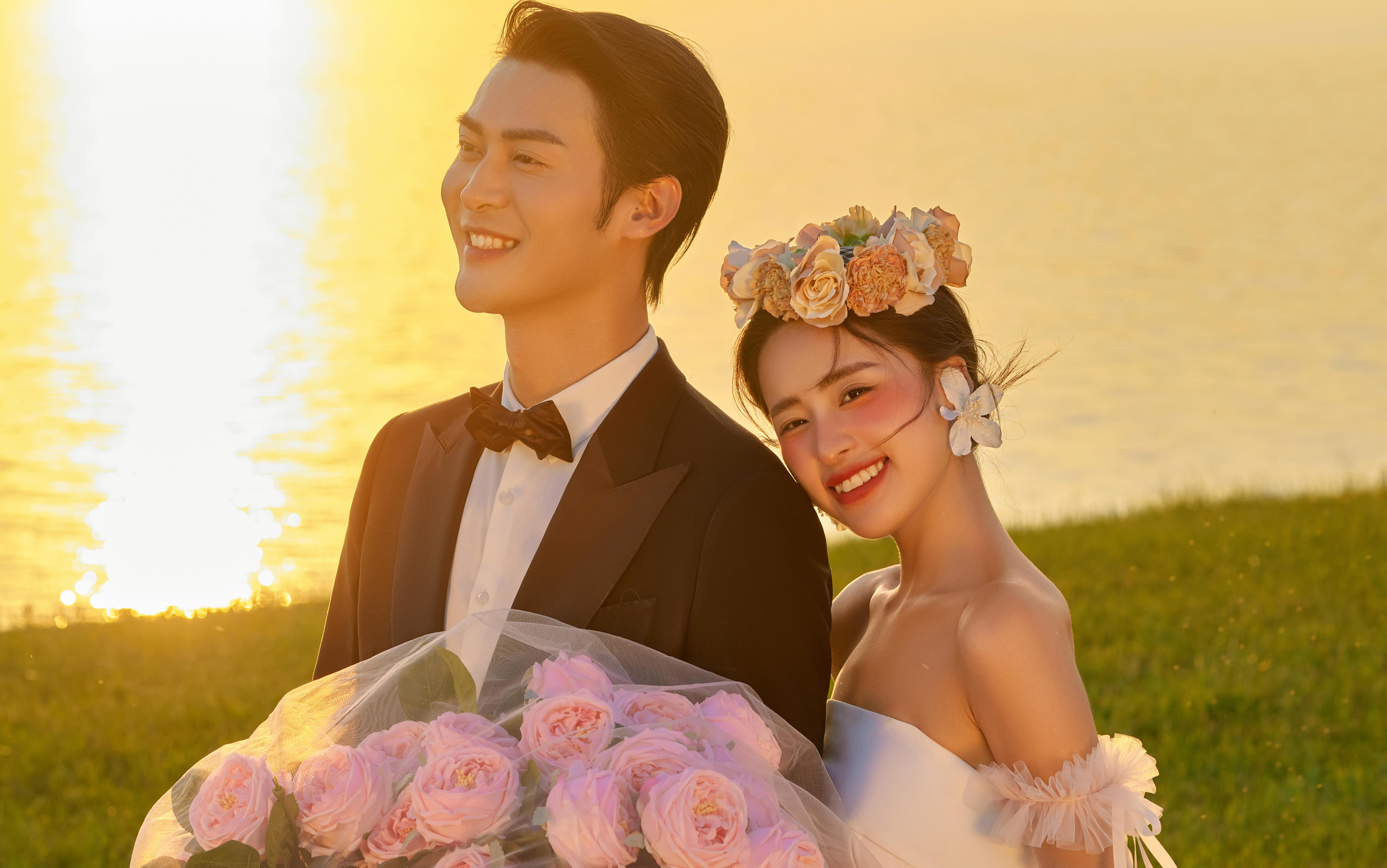 粉色浪漫紗裙夢幻湖邊婚紗照??也就億點點心動