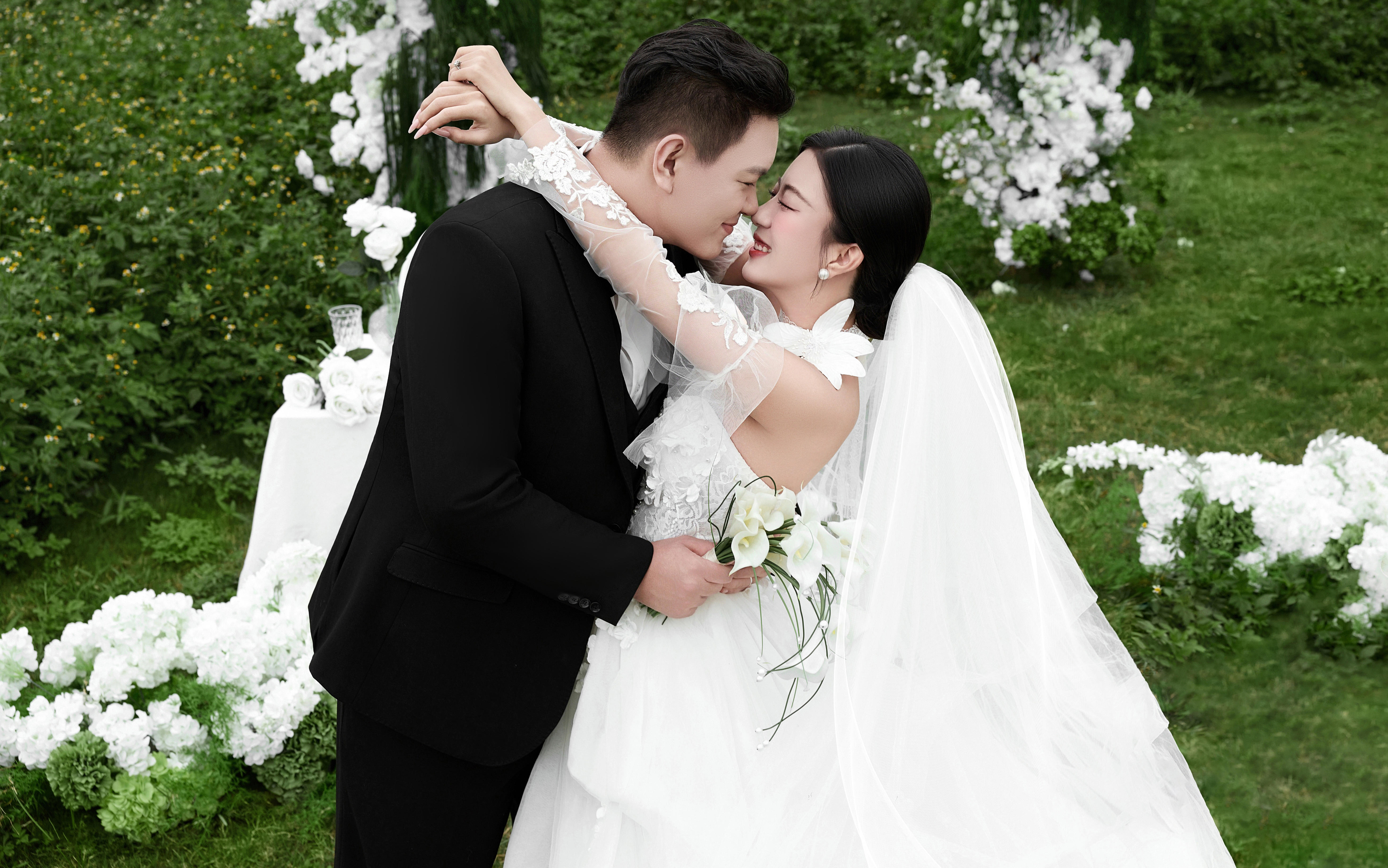 ??草坪婚紗照｜把“輕法式松弛感”焊在相冊里！