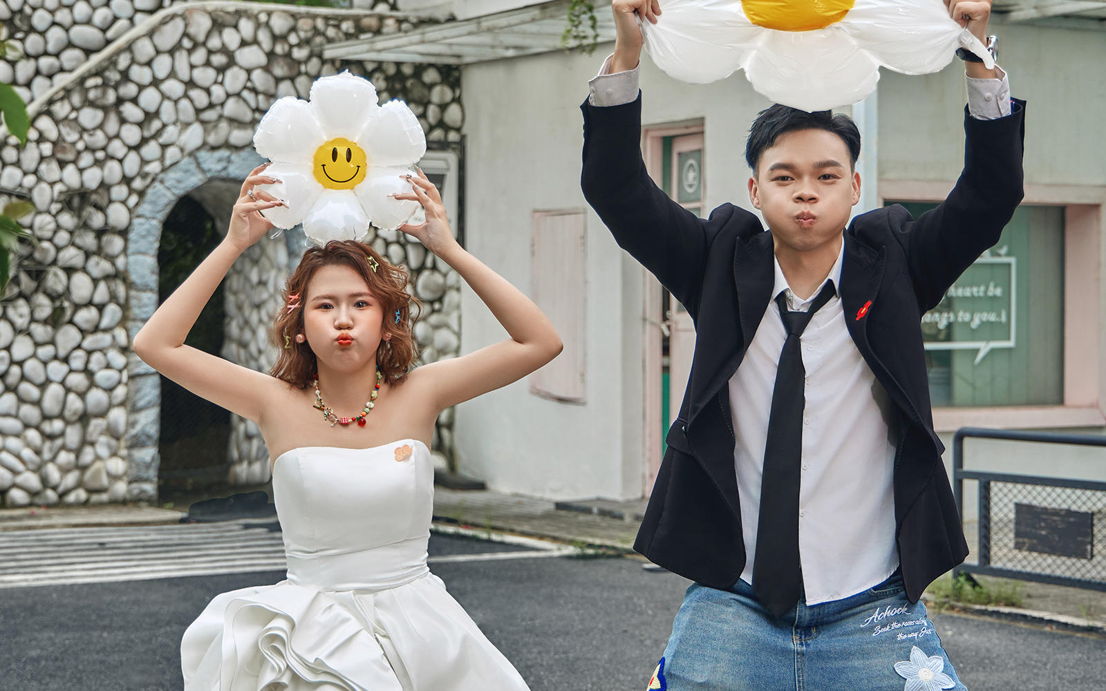 婚紗+牛仔褲，不規(guī)矩的婚紗照自由松弛感超絕