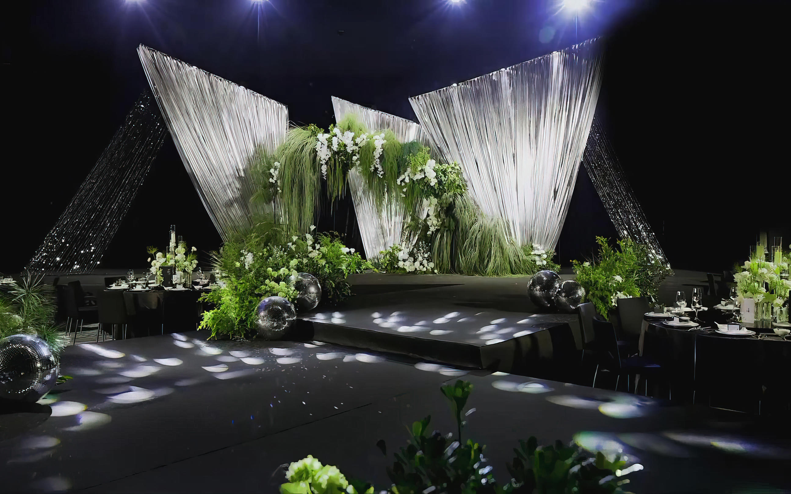 簡(jiǎn)約白與銀色的小眾婚宴設(shè)計(jì)