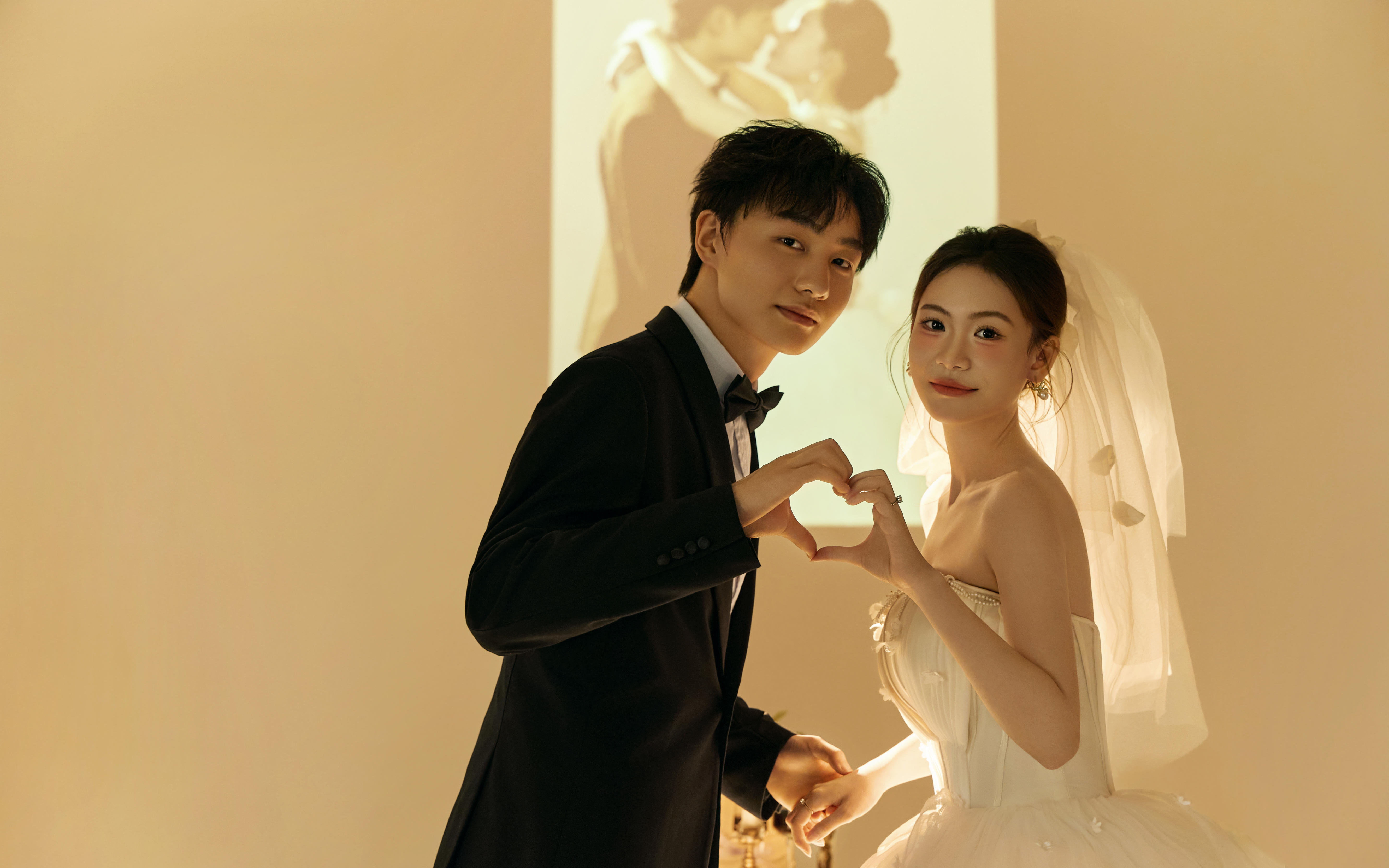 客片分享：浪漫的室內(nèi)光影婚紗照?超好看呀～