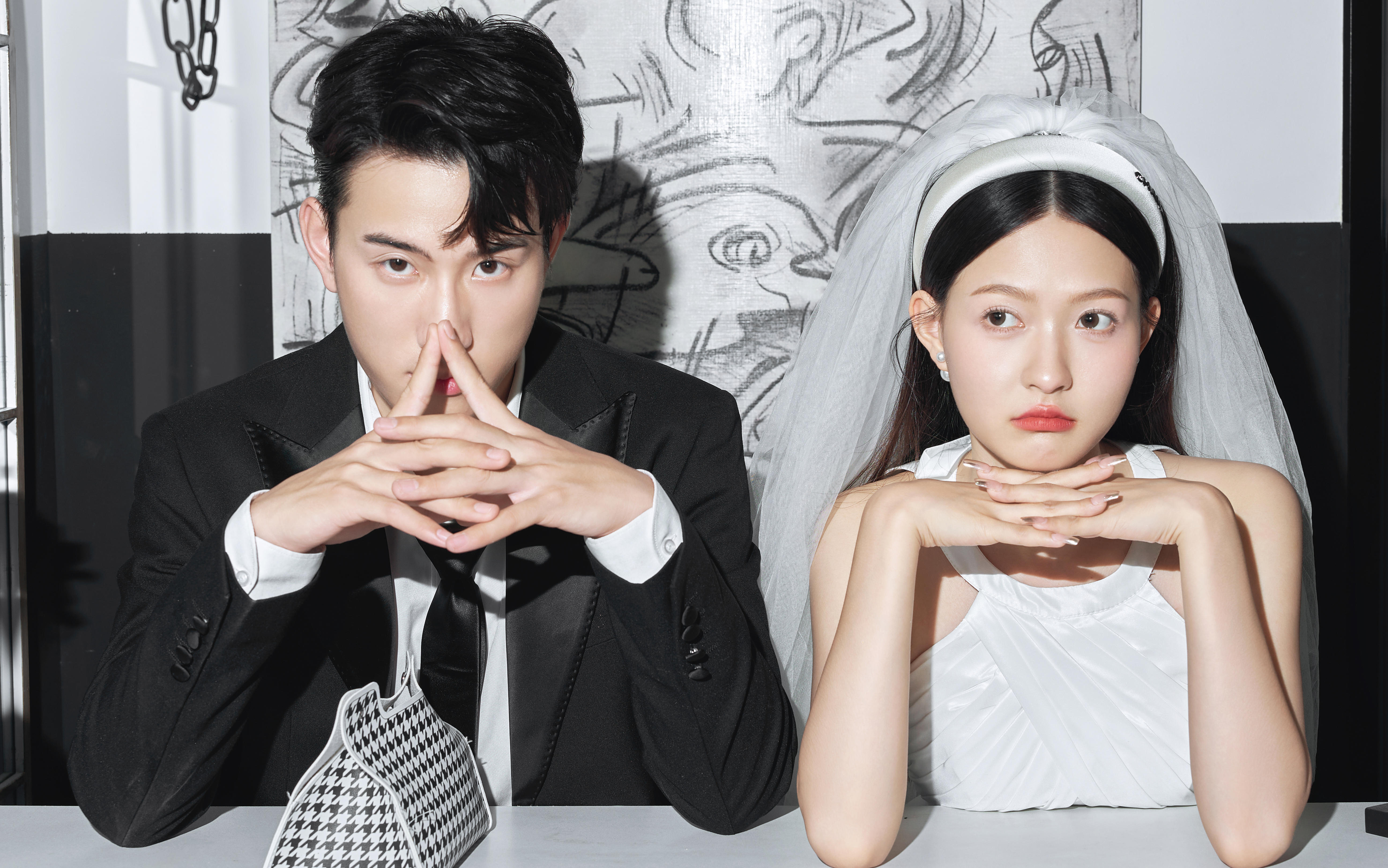 街拍婚照｜隨性自在超有范，抓拍元?dú)馓鹈鄣男膭铀查g