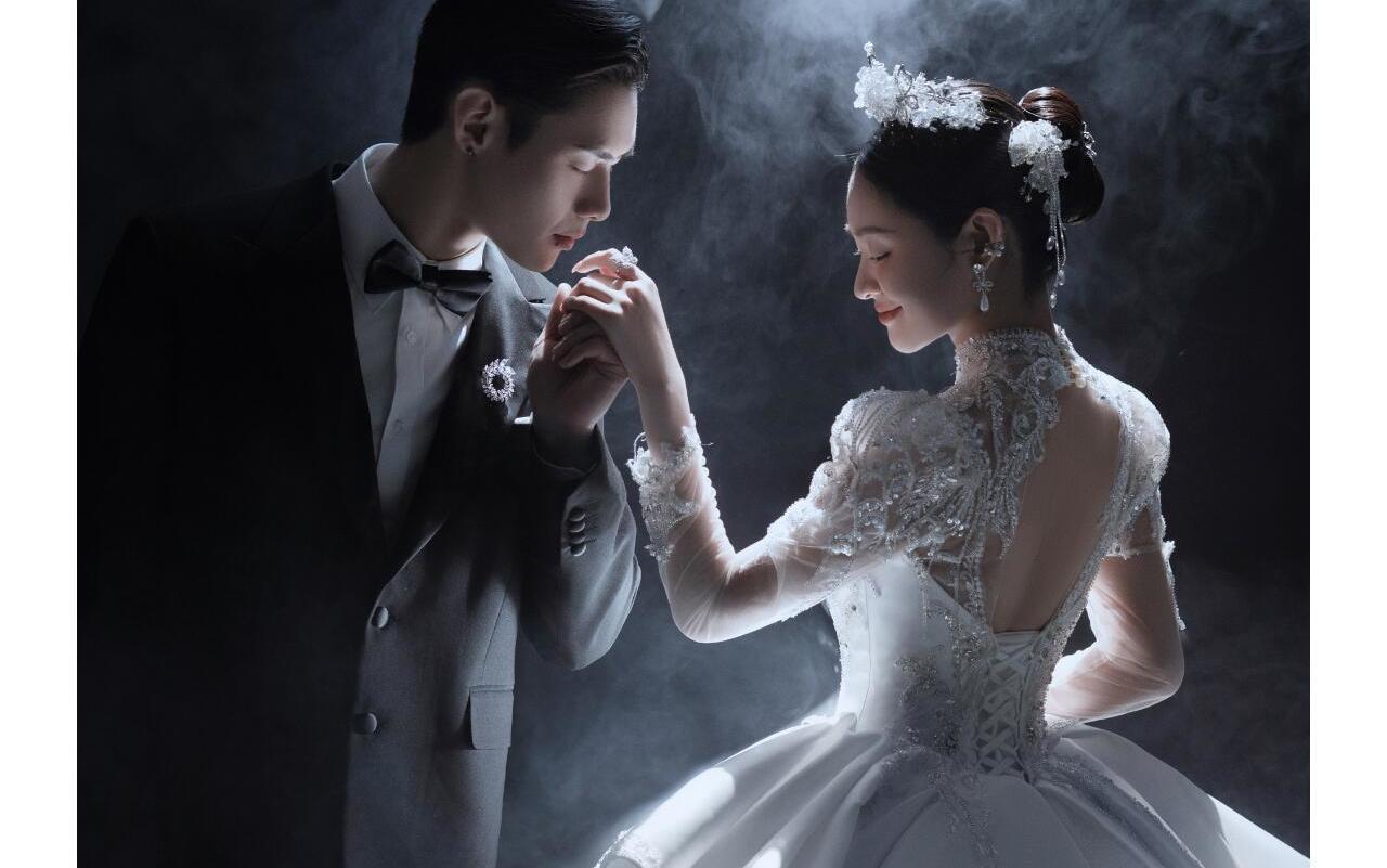 强推的室内光影婚纱照.温柔又浪漫