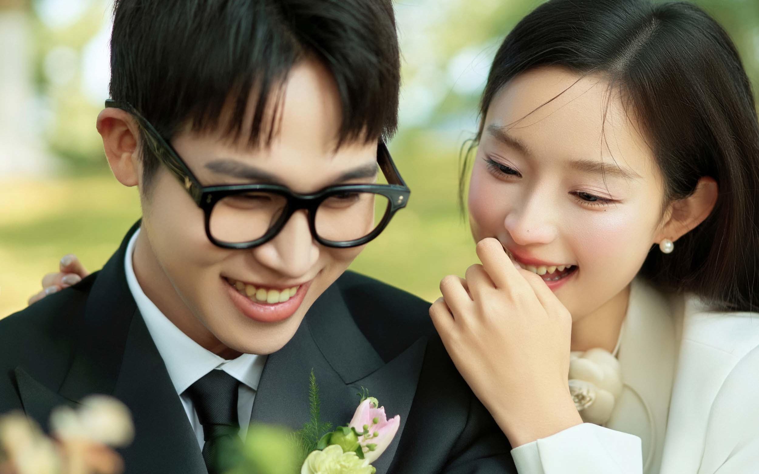 坠入心动漩涡 仪式感爆棚的草坪婚纱照