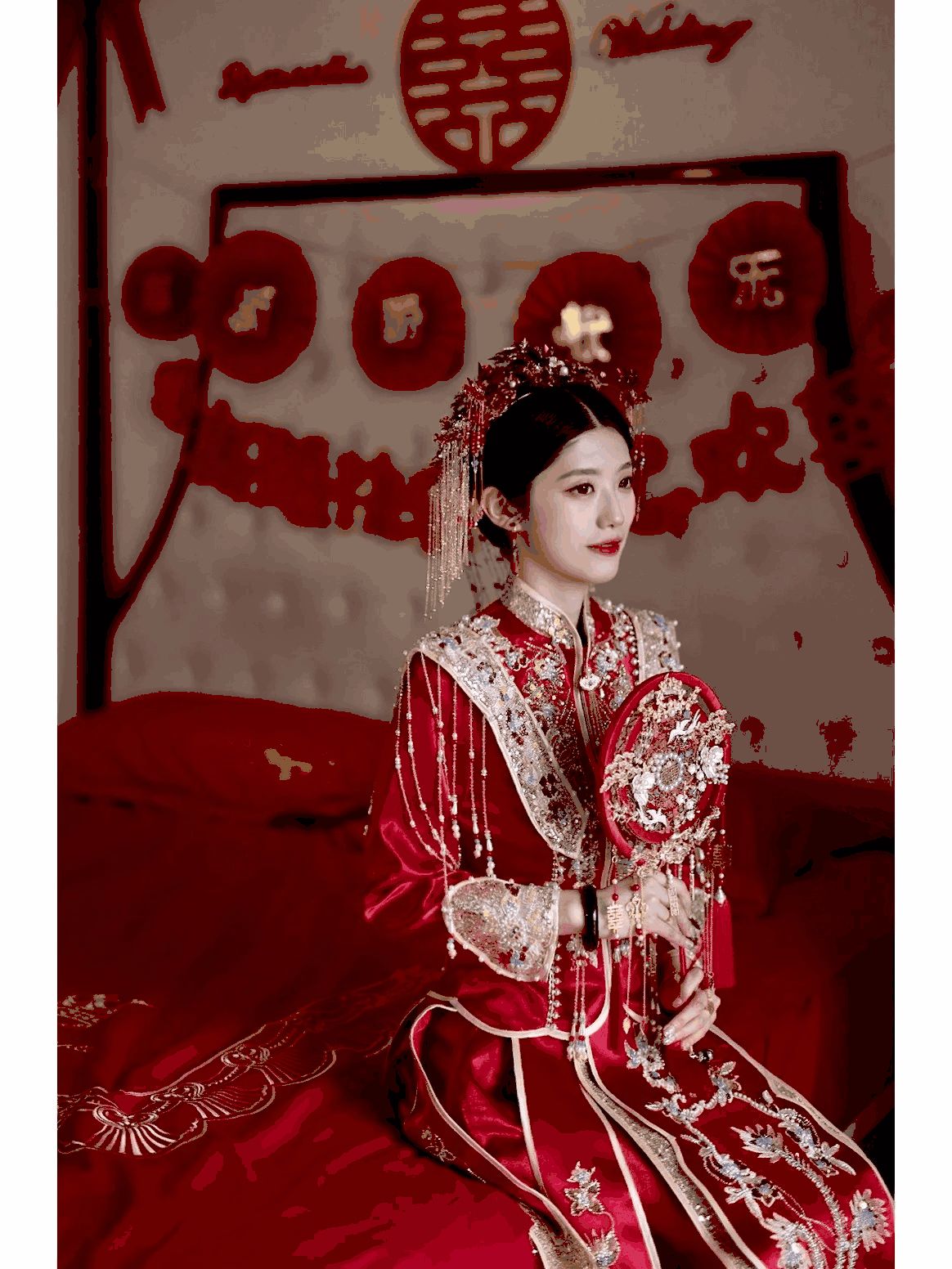 150-1380元。专业化妆跟妆。秀禾白纱礼服