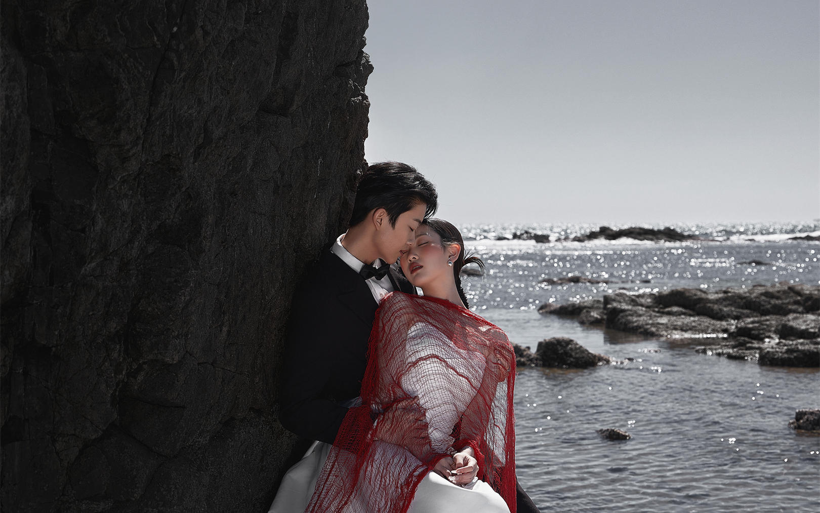 小众海边礁石婚纱照
