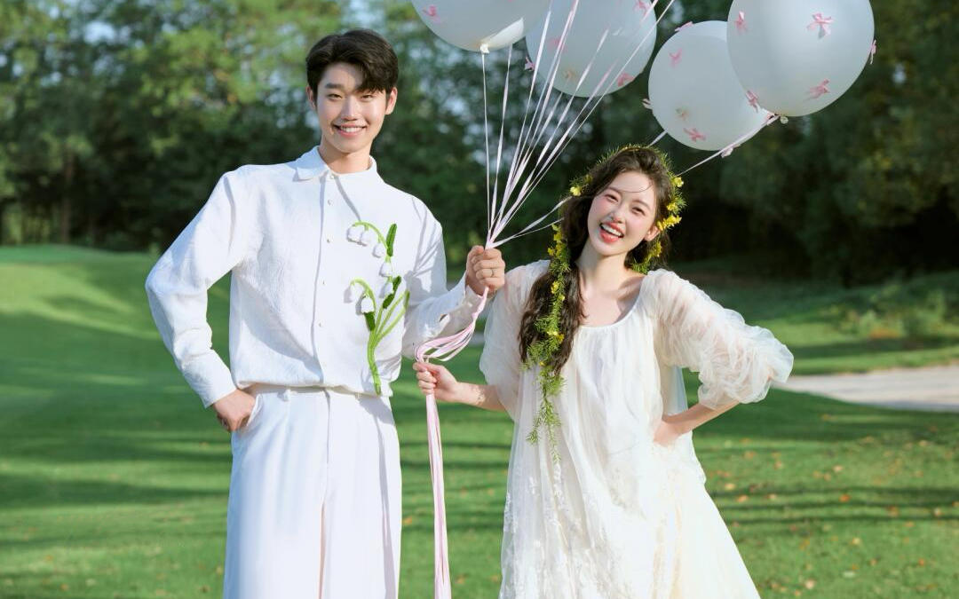 哪个女生能拒绝这样的森系草坪婚纱照