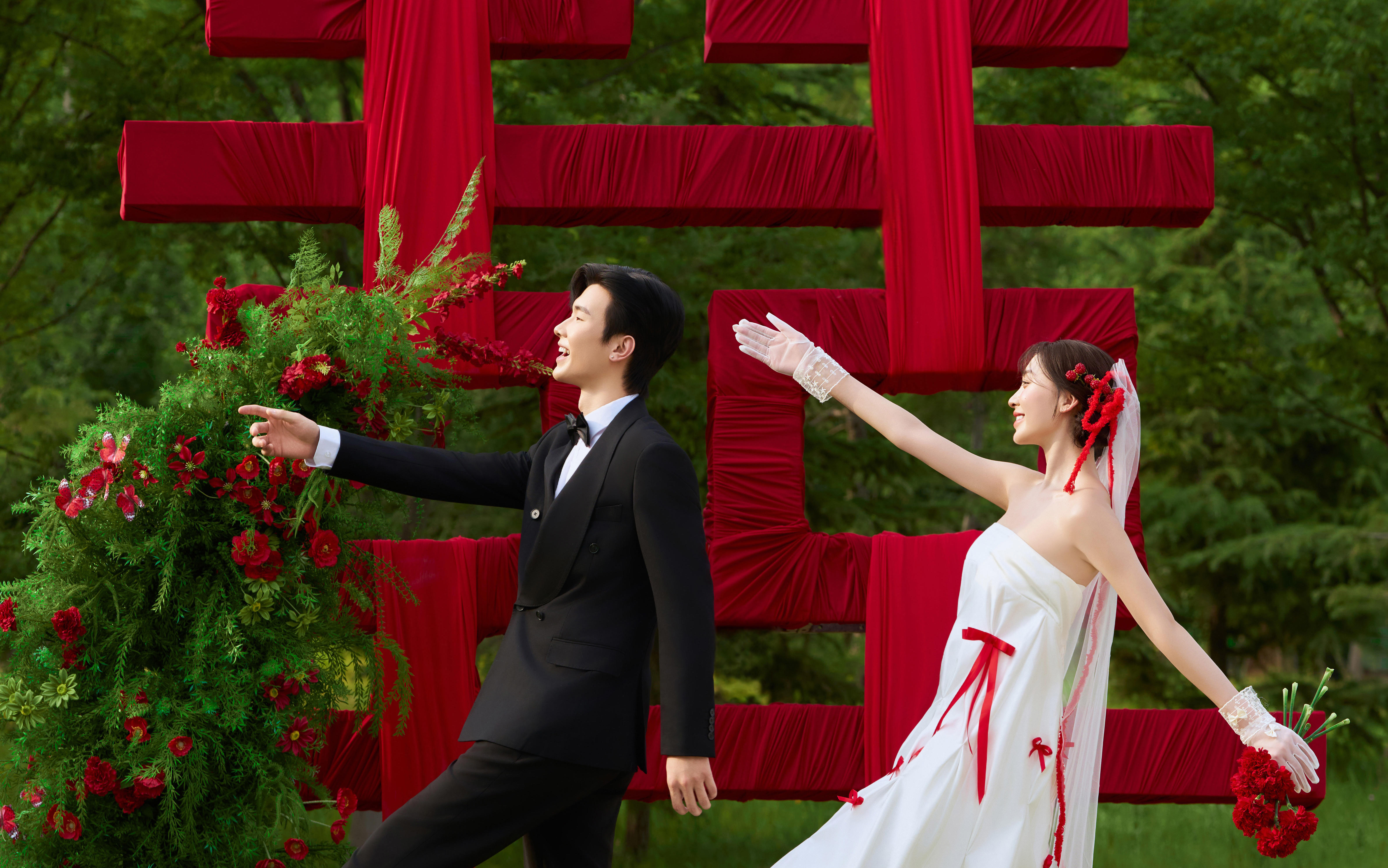 韩式喜嫁婚照，草坪为幕，红裙映白纱，爱意甜度超标