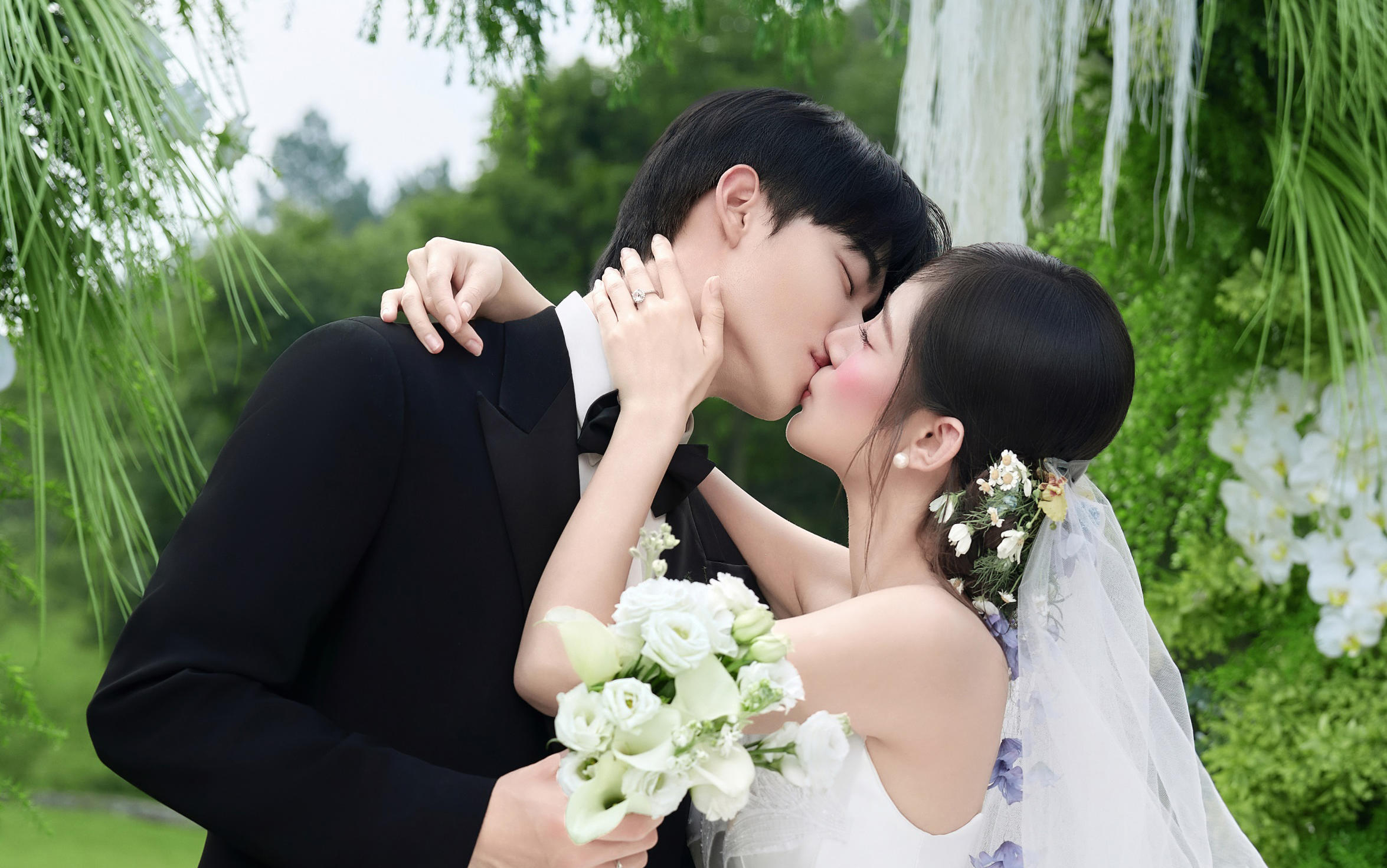 《林间白纱：森系婚纱照的清新叙事诗》