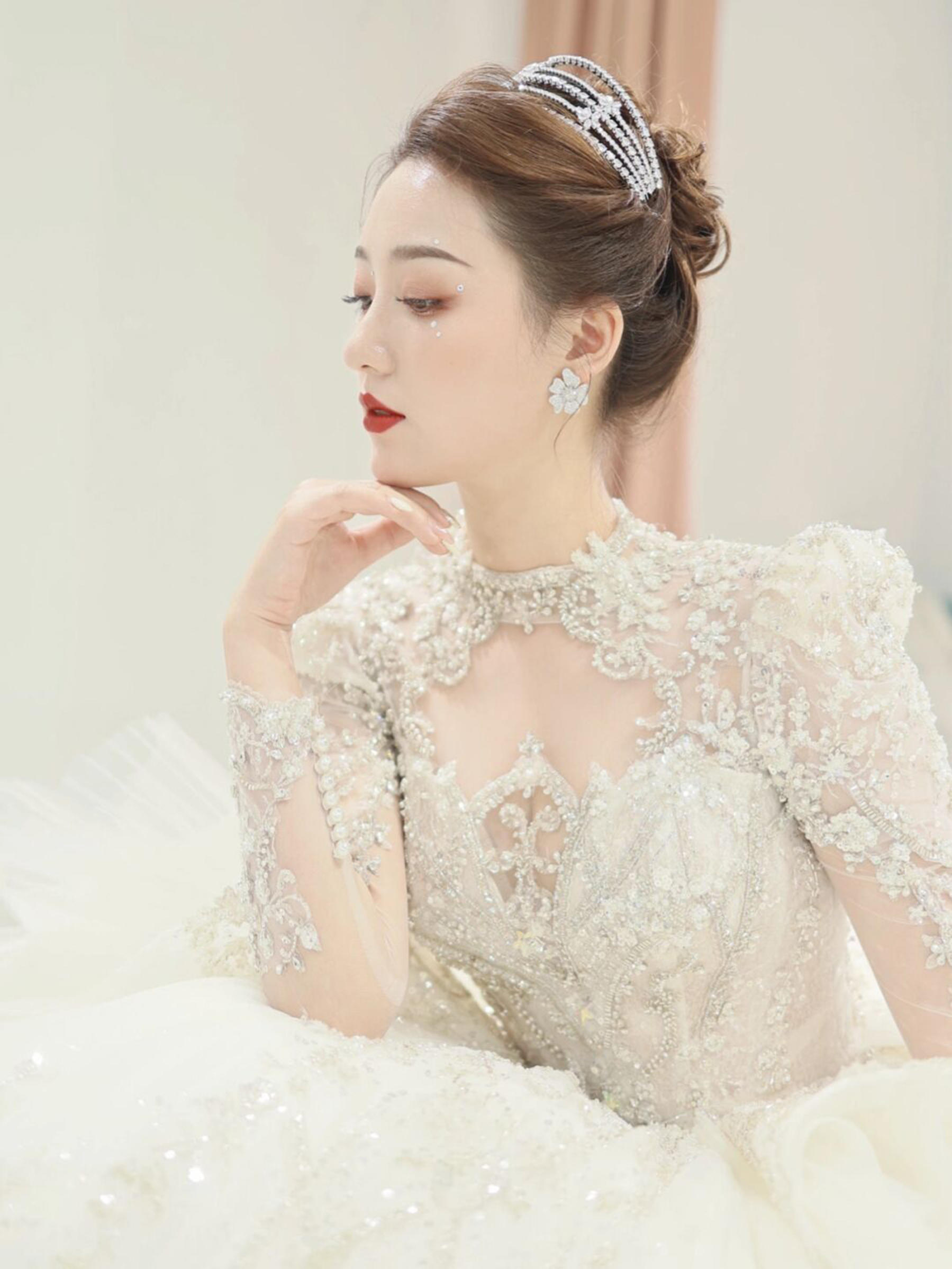 气质纱面韩式主纱造型+端正大气秀禾服造型