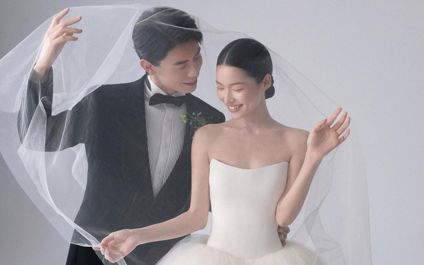 反復(fù)心動(dòng)?愛慘了我的室內(nèi)氛圍感光影婚紗照