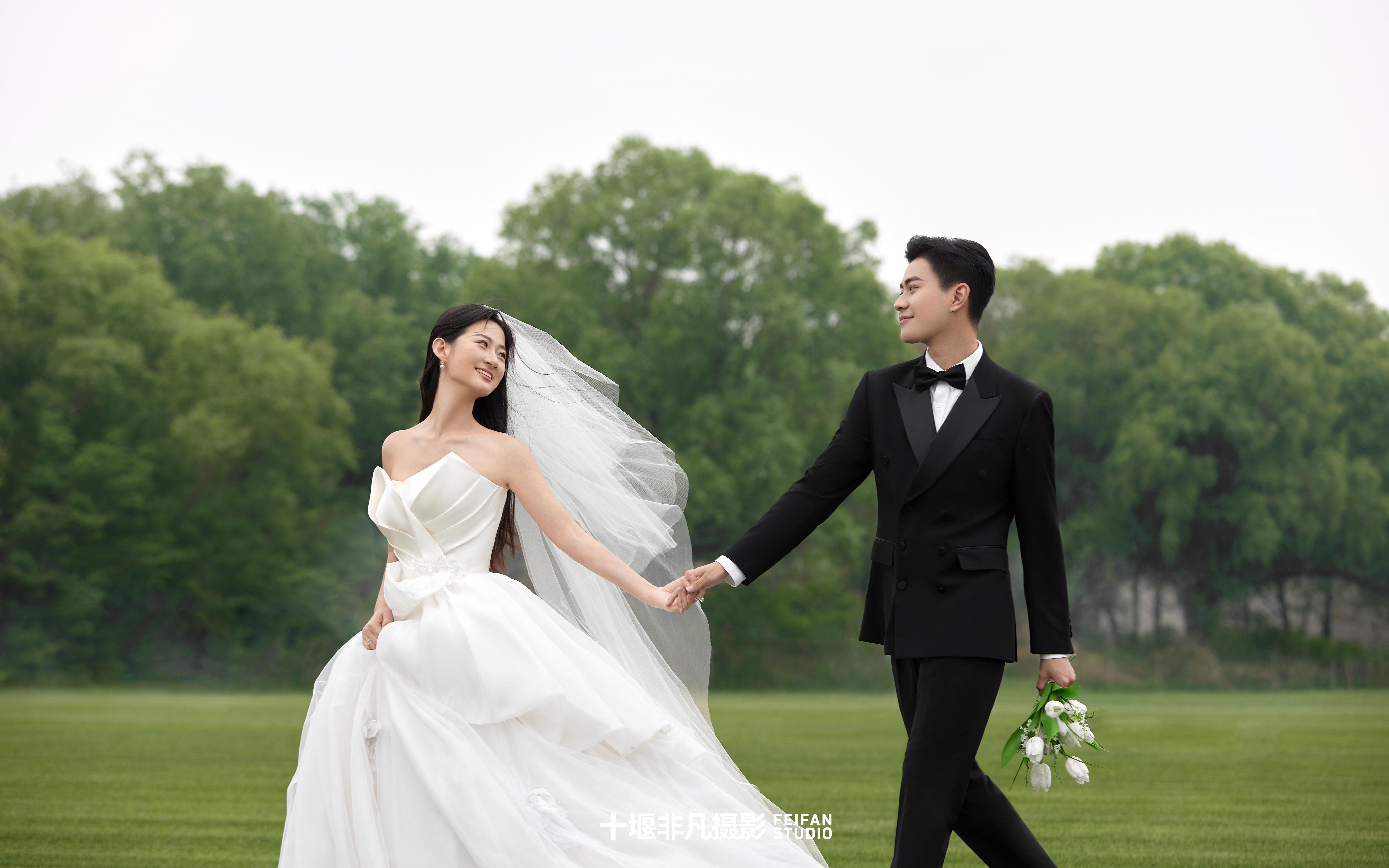 草坪婚纱照,把松弛感和仪式感都拉满啦~