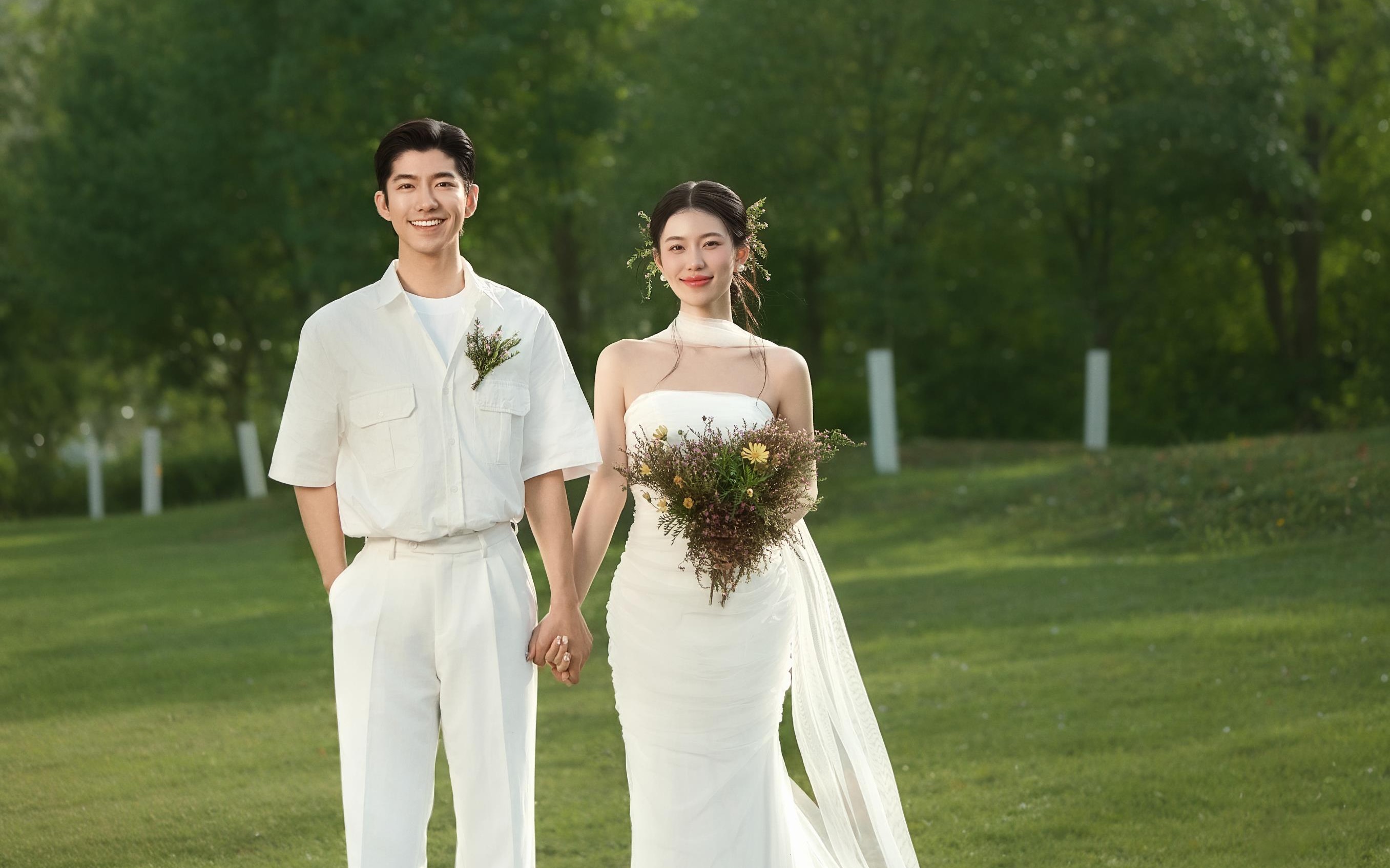 森系草坪婚纱照🍃与夏日的温柔撞个满怀
