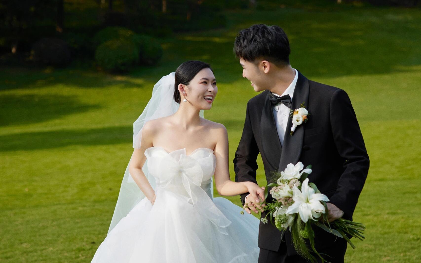 自带滤镜的森系草坪婚纱照