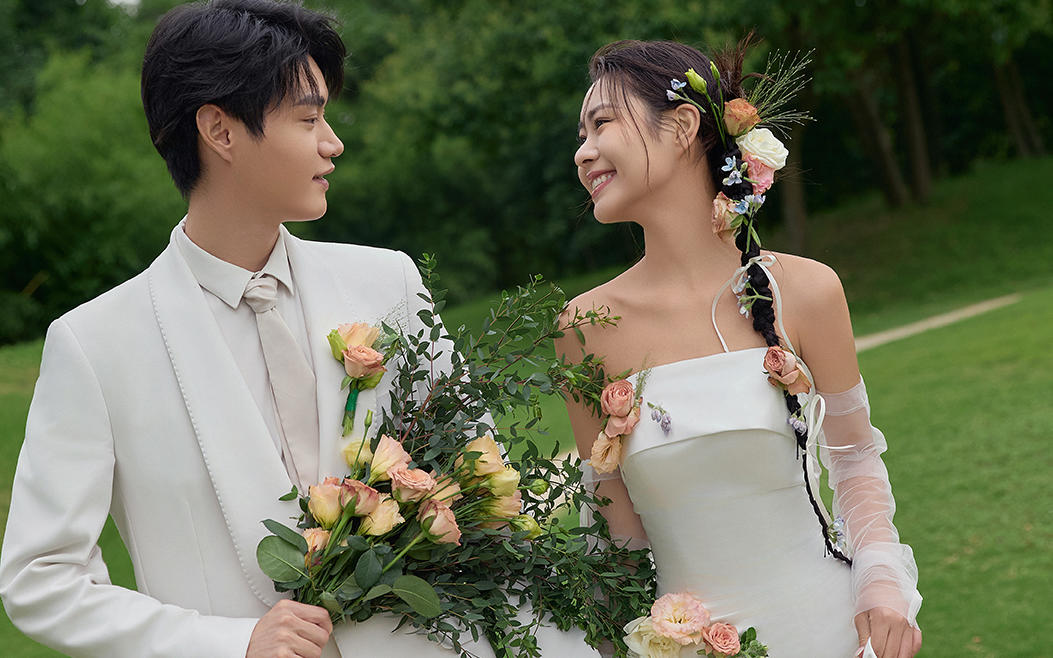 夏日草坪婚纱照