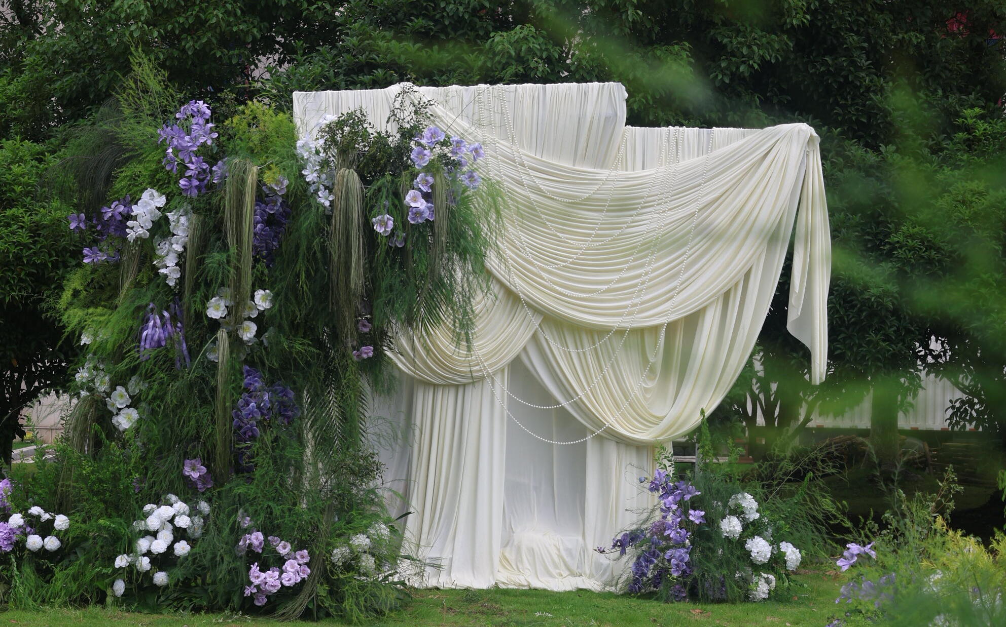 自然环绕的草坪仪式