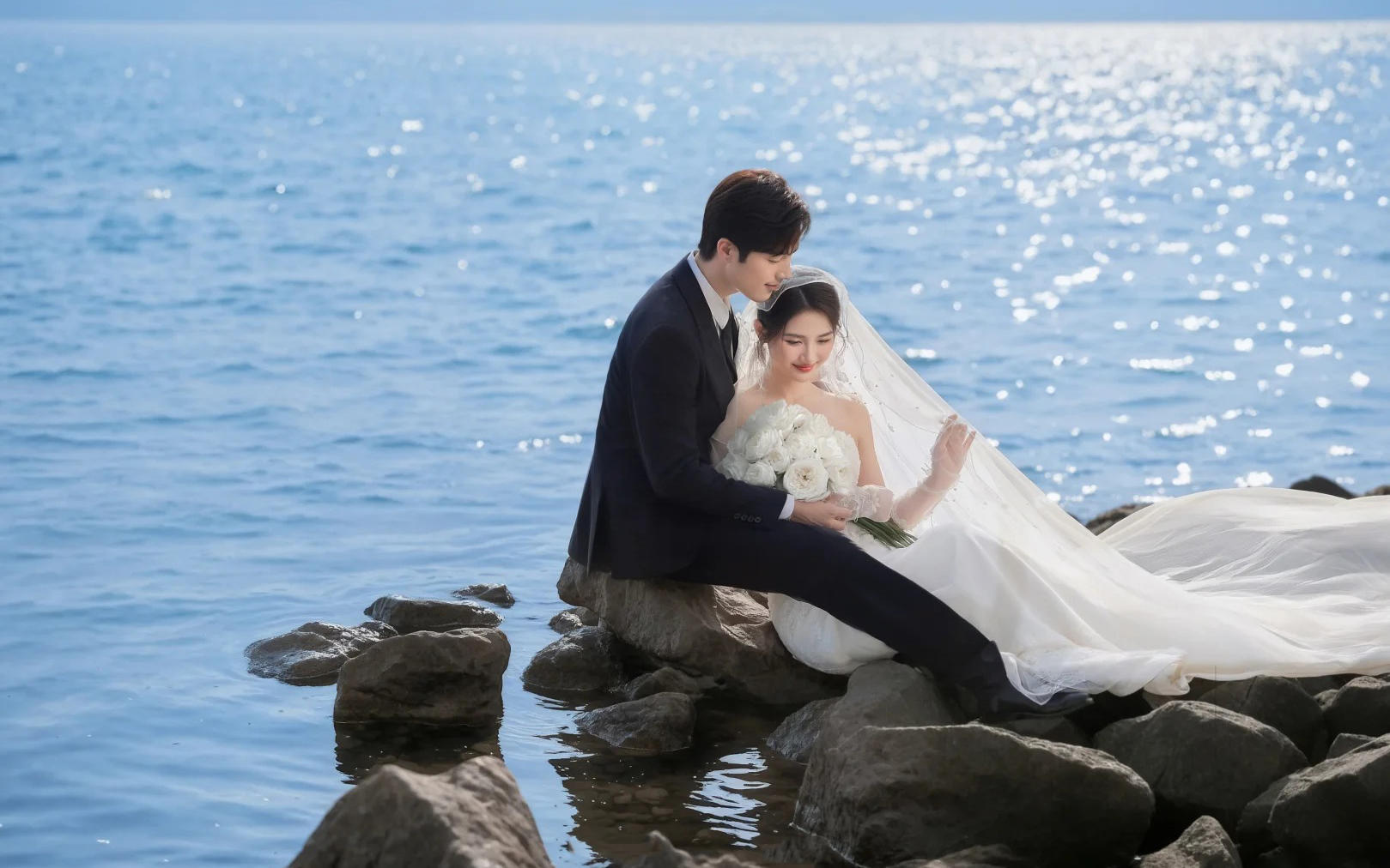 🌊海边礁石婚纱照｜水光粼粼太治愈啦✨