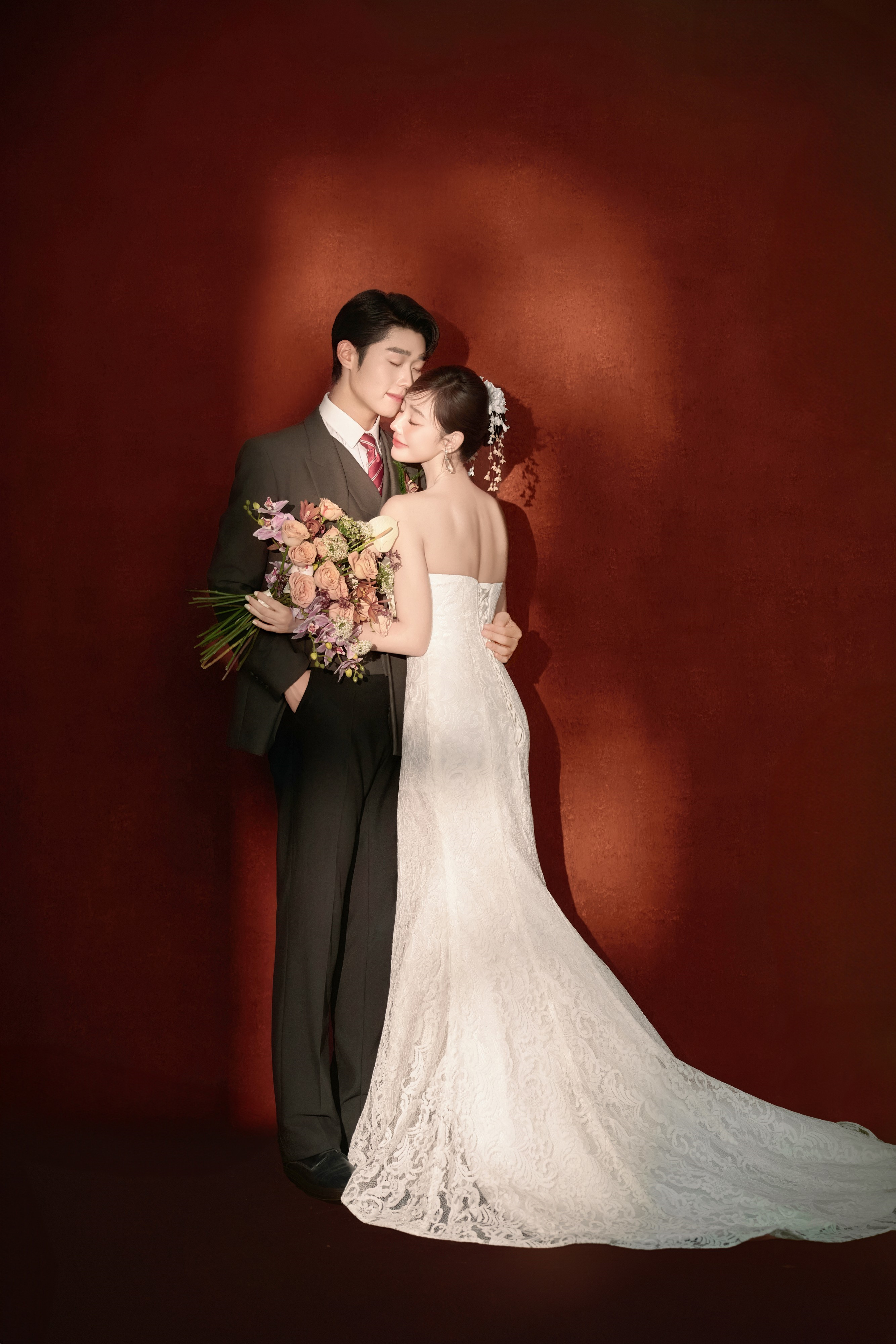 经典永不过时·这抹复古红与光影的高级对话🔴