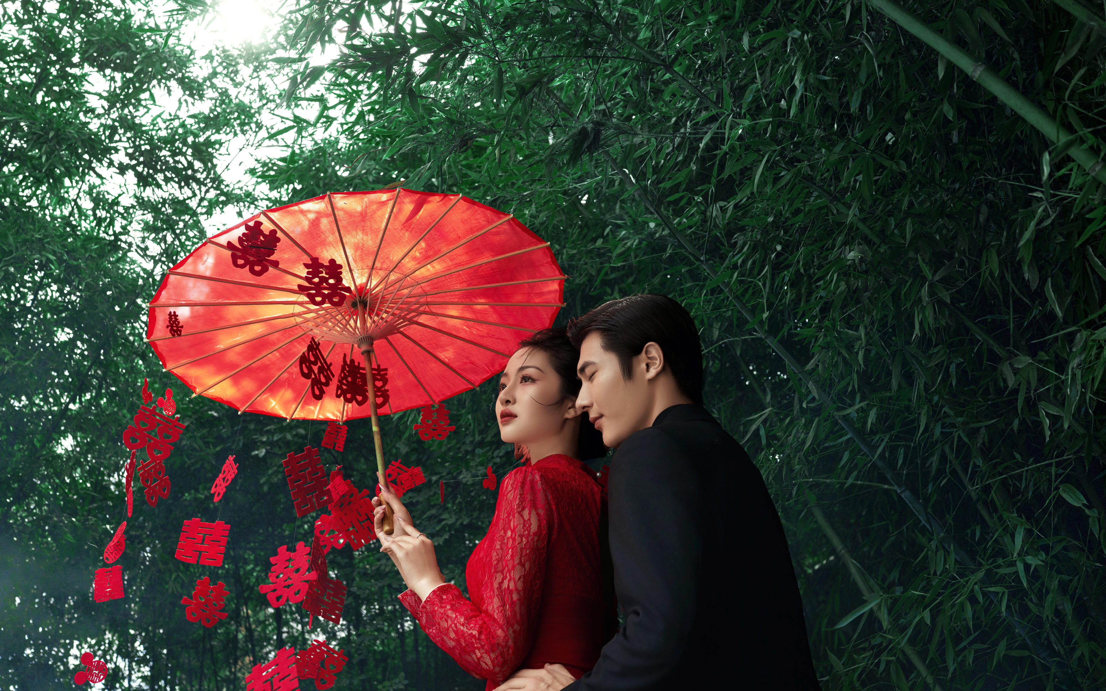 紅裙佳人漫步園林，把國風(fēng)浪漫拍成美麗畫卷