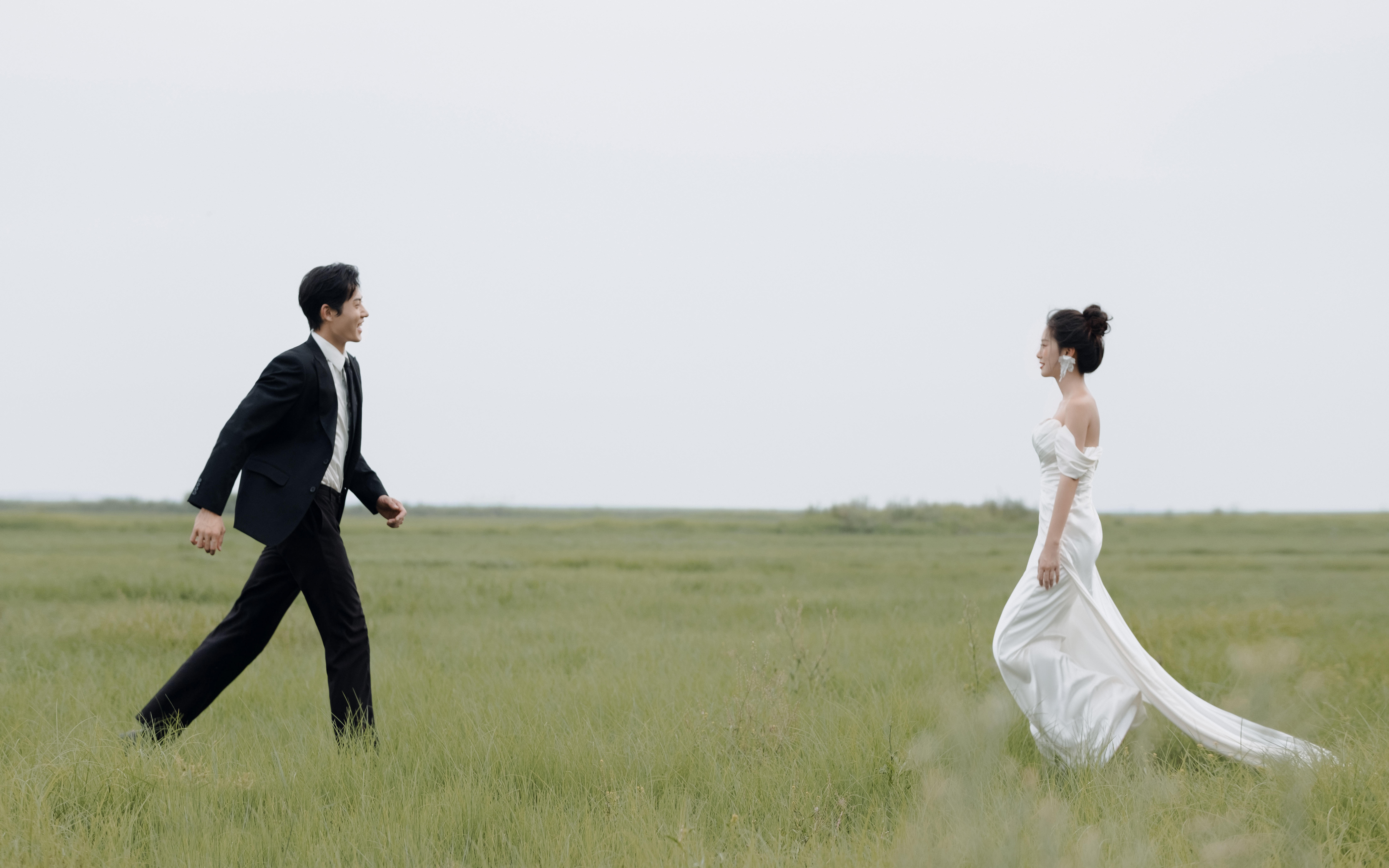 被朋友圈赞爆的草坪纪实风婚纱照