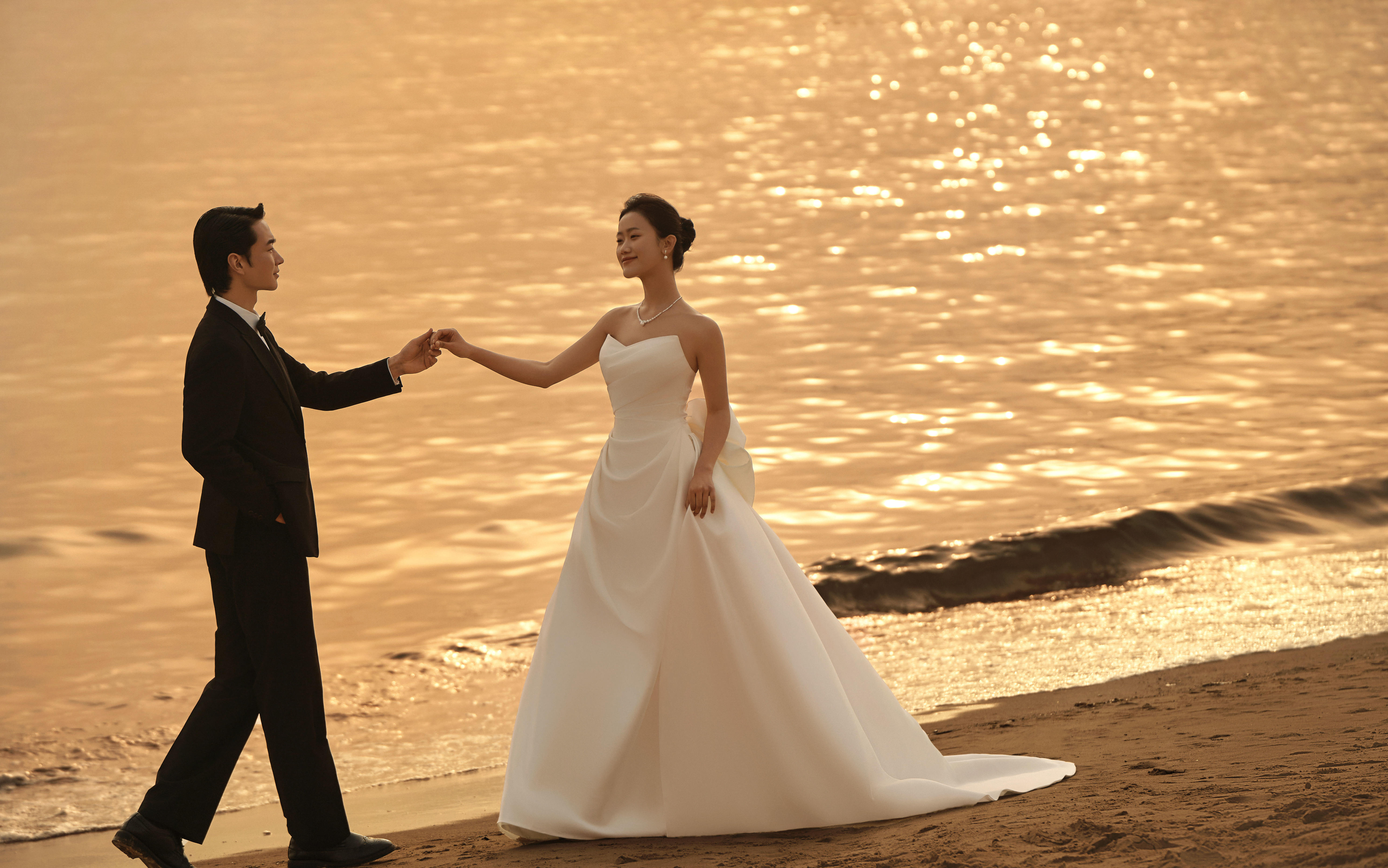 這波贏麻了 誰(shuí)拍誰(shuí)好看的夕陽(yáng)海景婚紗照