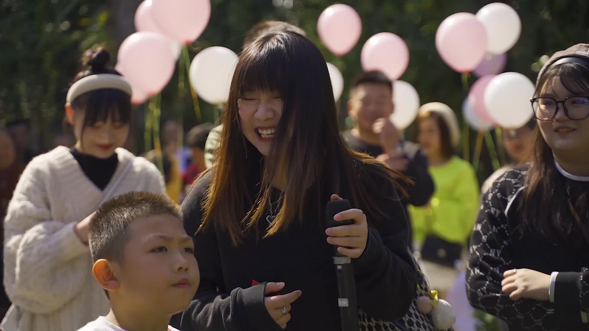 成名歌星主持人，为新人锦上添花。