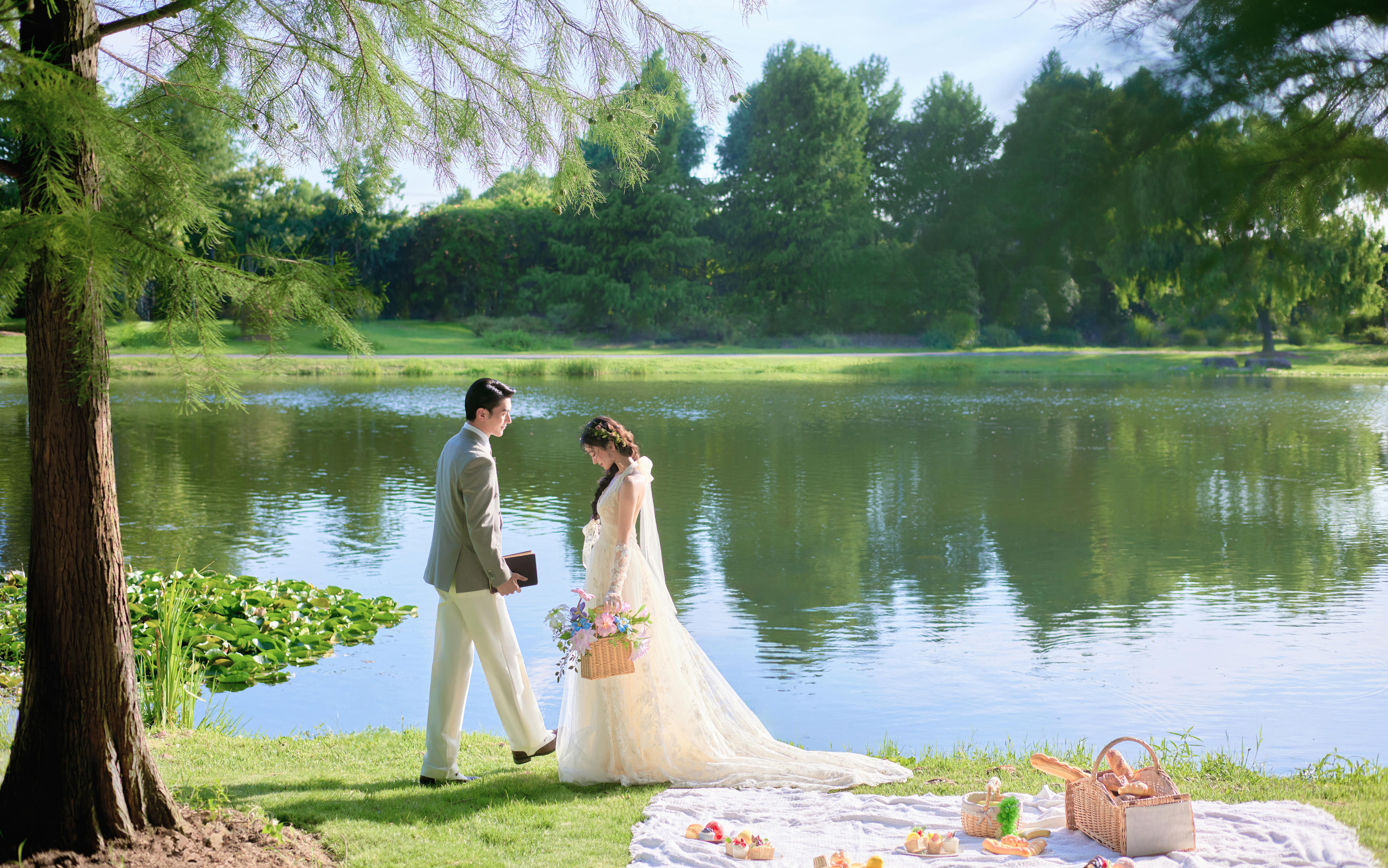 塞纳风白裙拂过青石板，你们的相处处处尽显法式慵懒