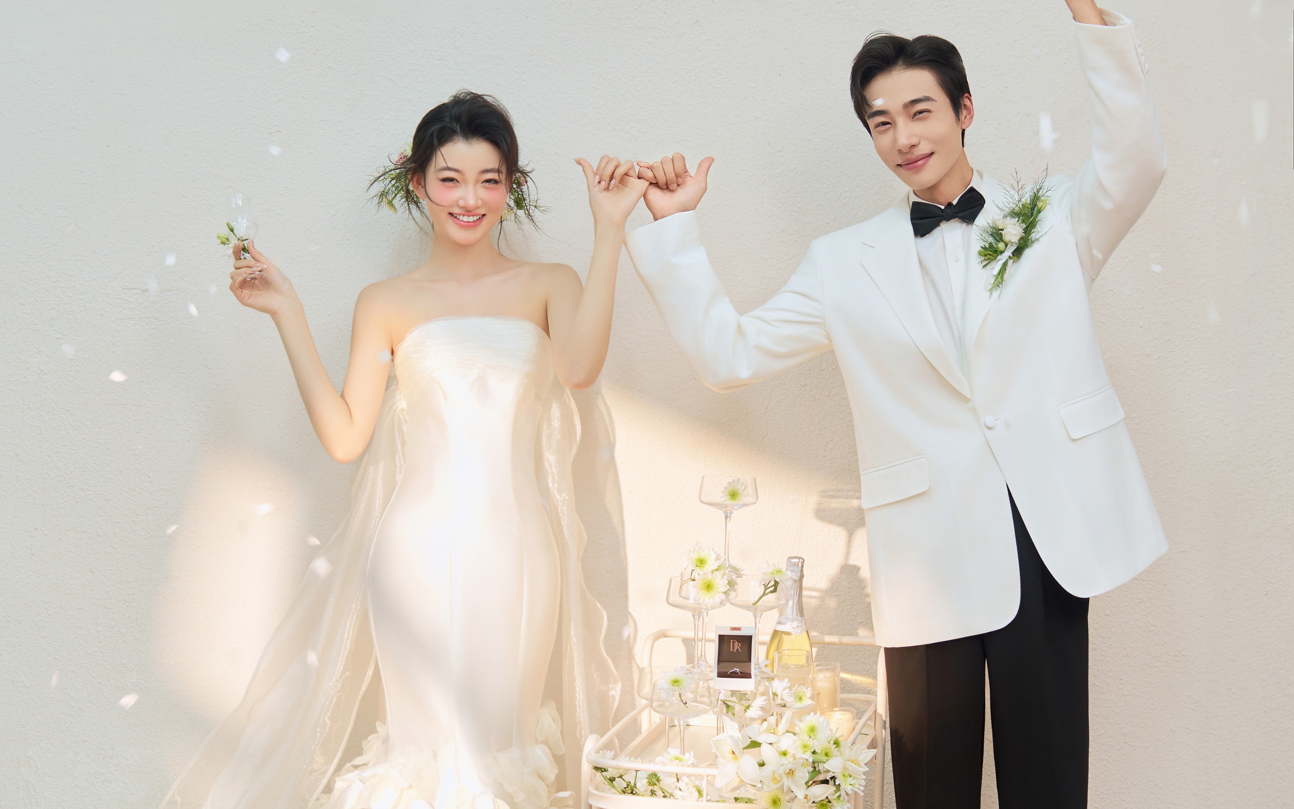 #韩系高甜婚纱照 缎面鱼尾裙勾勒出新娘的完美曲线