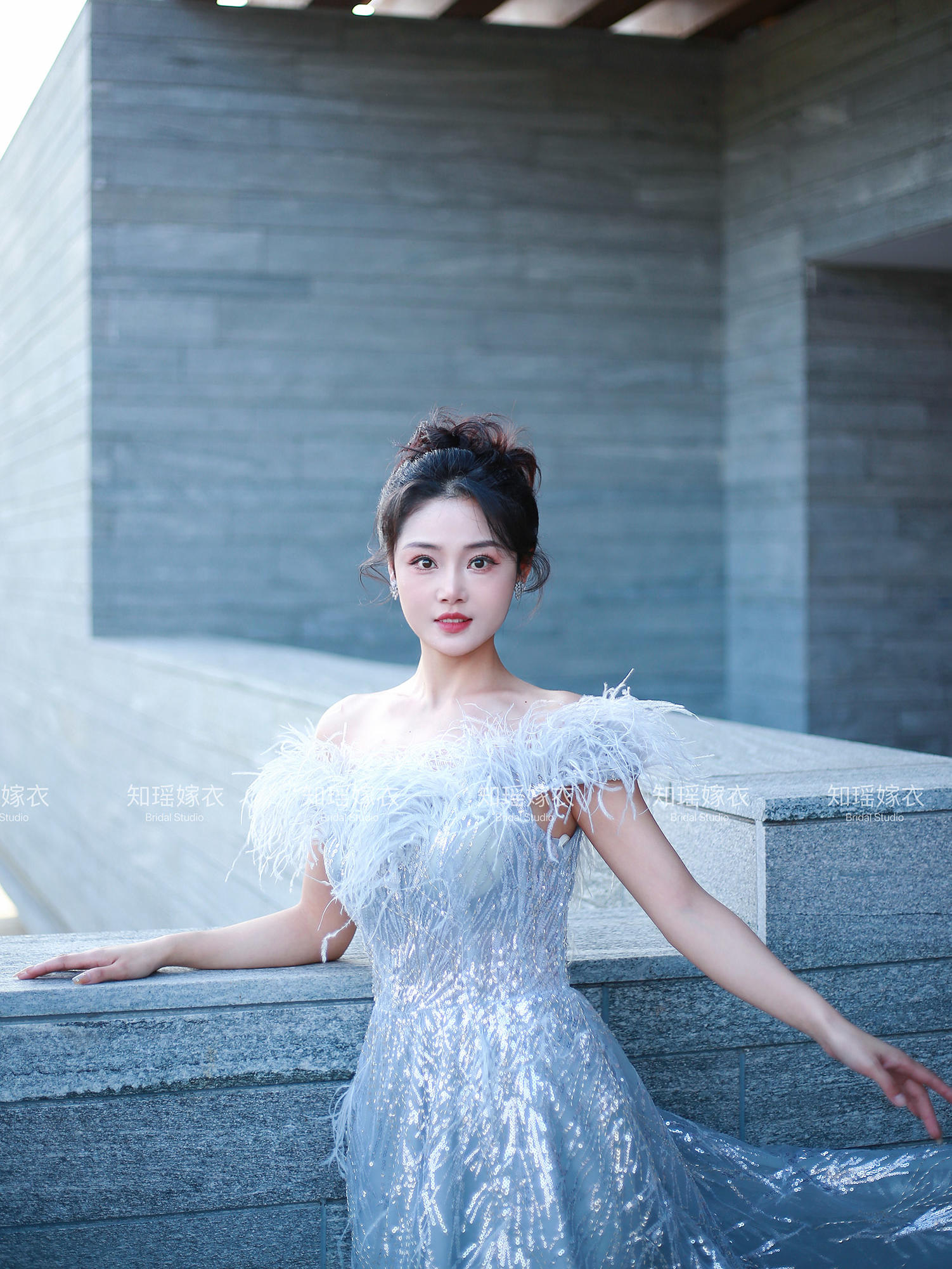 徐州化妆 羽毛灰色礼服