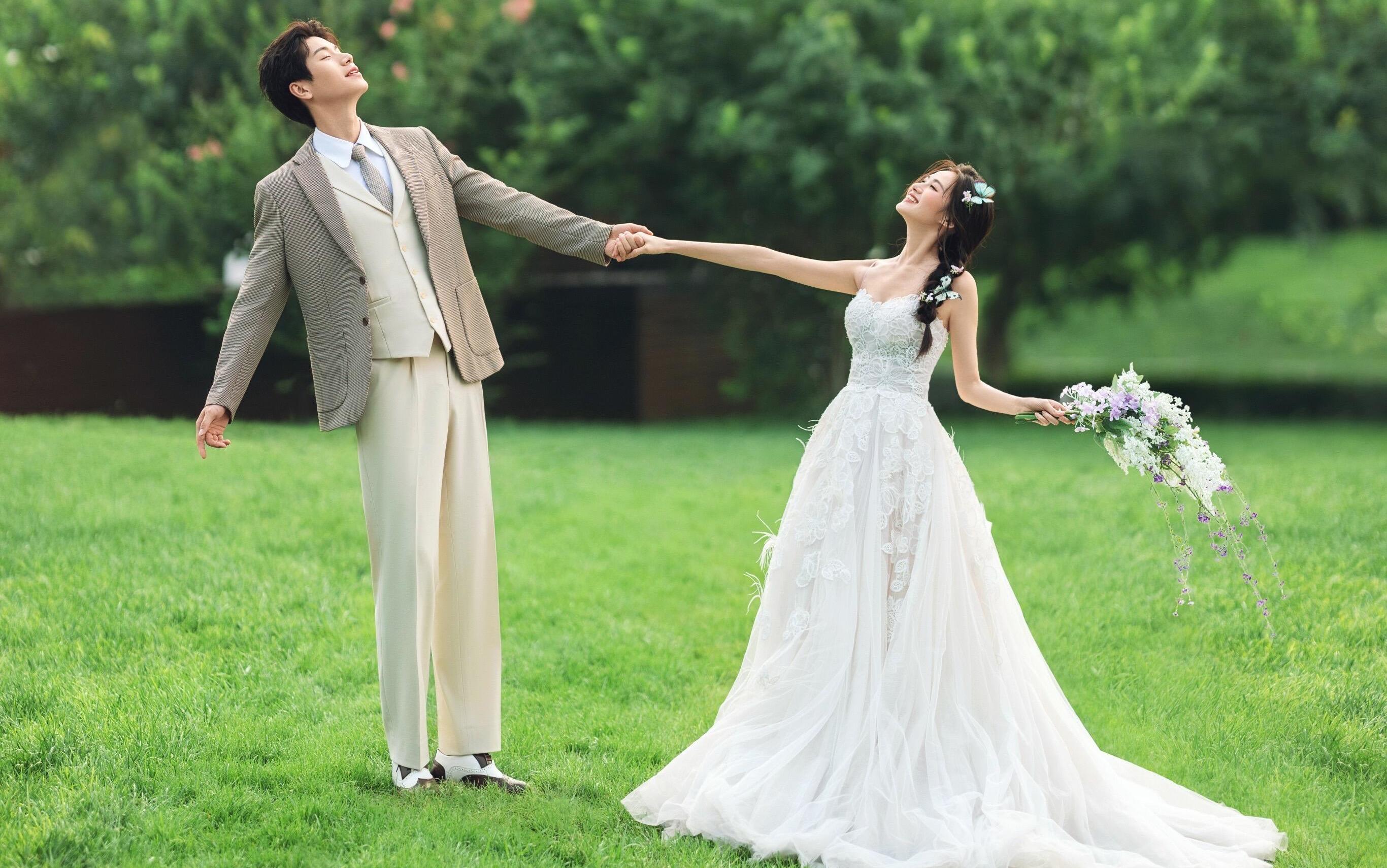 【宜春婚纱照】室外草坪森系小清新婚纱照