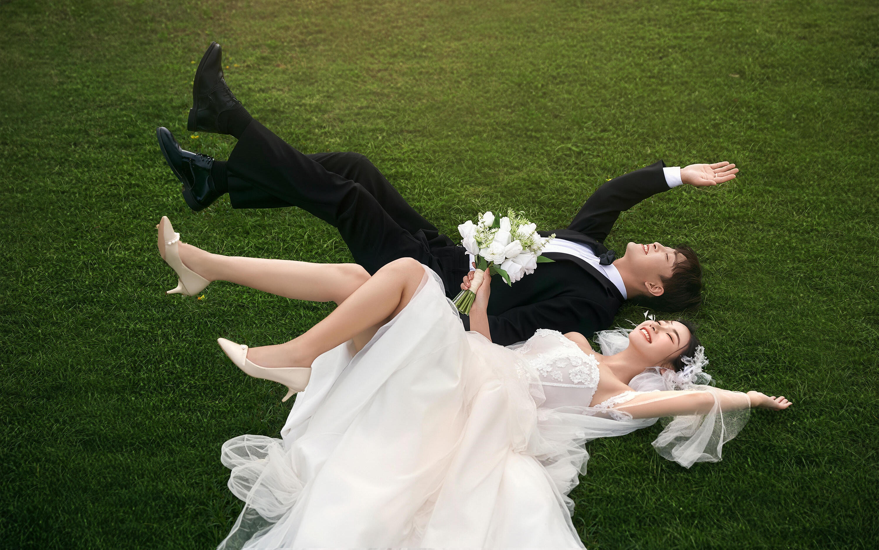 浪漫草坪婚纱照