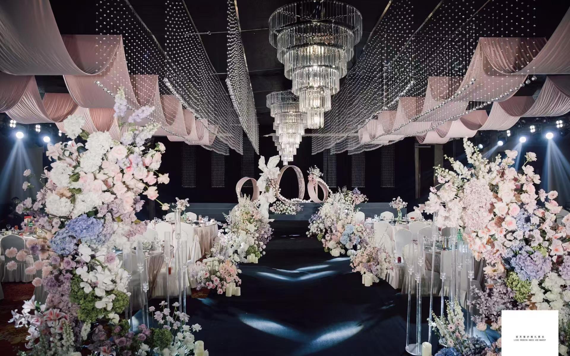 浅粉色系水晶吊顶婚礼策划